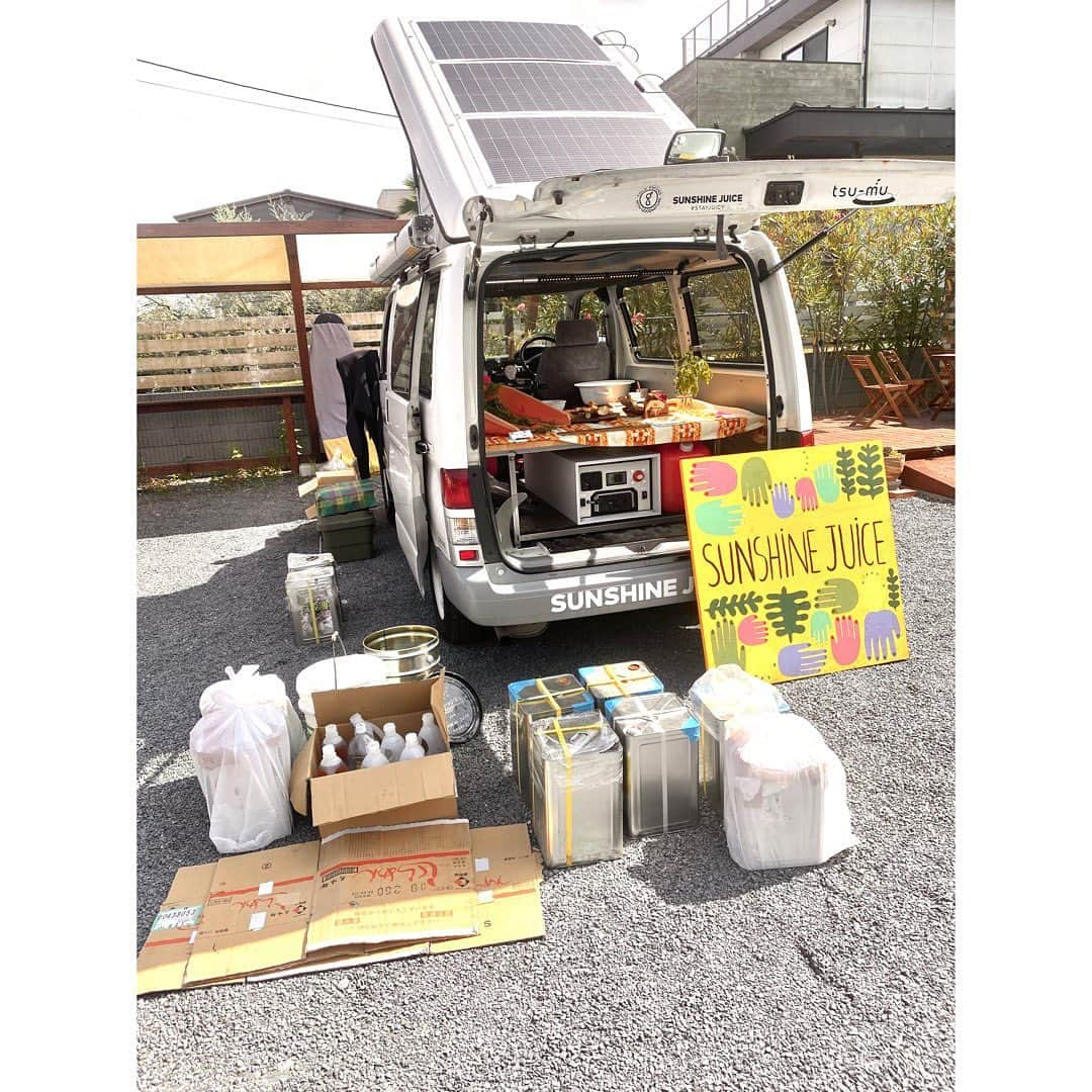 Sunshine Juiceさんのインスタグラム写真 - (Sunshine JuiceInstagram)「先日の千葉県一宮のAtlantic Coffee @atlanticcoffeestand での出店の様子です。  一宮で、サンシャインジュース店舗のジュース搾りかすを土にかえして発酵させて堆肥にするプロジェクト　Cosmic Compost  @cosmic_compost に共に取り組んでくれているThe Farmers @the.farmer.s のみなさんが、その堆肥を使って育てた循環野菜たちを使ったスペシャルジュースを作りました。　  合わせてAtlantic Coffeeのオーナーであるプロサーファーの　@yossyalaia さんによる地元の飲食店や住民のみなさんへの呼びかけで、廃油で動くオフグリッドジュースバー @sunshinejuicewheels のガソリンになる使用済み植物油も大量に集めていただきました。  素晴らしい意識の皆さんとつながり合い、自然のエネルギーがつまったサンシャインジュースを飲んでいただけて光栄です🌀  引き続き各地での出店をお楽しみに。　暑い日が続きそうですのでしっかり水分補給を！  素晴らしい写真、#1-#6 は @misspakuo さんによるものです、ありがとうございます 📸  our pop up Sunshine Juice at  @atlanticcoffeestand   we juiced vegetables and fruits grown with our juice pulp compost,  @cosmic_compost farmed by great surf/farmers  @the.farmer.s 🌀🌀🌀  and local restaurants and residents brought their used cooking vegetable oils for fueling our off the grid, bio-diesel fueled juice mobile,  @sunshinejuicewheels   thank you everybody for the love and support! and lets keep staying juicy🌞🌞🌞  #stayjuicy #sunshinejuice #coldpressedjuice #sustainable #offthegrid #biodiesel #コールドプレスジュース　#サステナブル #サステナブルライフ #天ぷらカー　#オフグリッド」7月6日 9時35分 - sunshinejuicetokyo