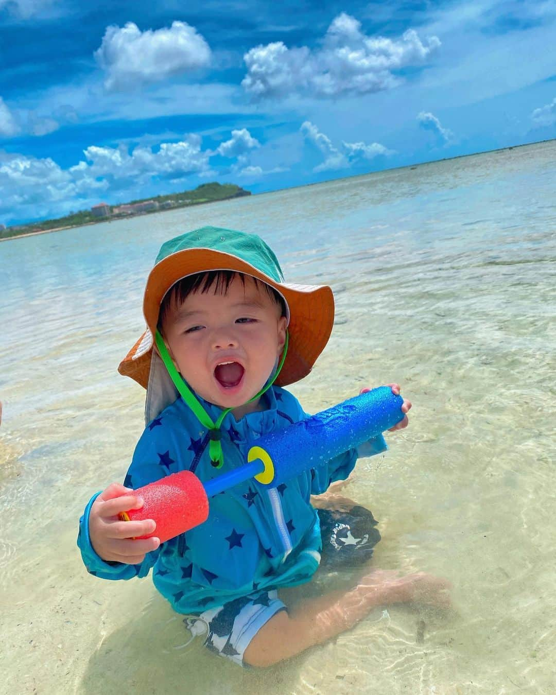 菅長愛子さんのインスタグラム写真 - (菅長愛子Instagram)「✈️🧳🌴⛱🐠  少し早めの夏休みをいただいてGUAMへ旅行してきました👩🏽☀︎  初の子連れ海外だったので、行き慣れているグアムへ。そして母にも一緒に来てもらって心強かった。(多分私1人じゃ空港まで連れてけなかった←) 🧔🏻‍♂️は出張先から成田空港へ来て合流でした。  搭乗手続きに1時間以上は並んで、挙げ句の果てに予定していた便に間に合わないと言われ、予定の3時間後のフライトに…(もちろんクレームしたけどどうにもならず。他にも乗れない家族グループがいたのが救いでした←)  でもなんだかんだで、ゆっくり免税店見た り、ご飯食べたりできたので良しとしよう。  ほっくんは、行きの飛行機ではほぼ寝てくれたので助かりました👏🏻👦🏻  現地は雨予報でどうしよう、、と思ってだけど、 朝起きたら虹が出ていて眩しいくらいに晴れてくれました🌈🌞  初めての海や深いプールも、現地で調達したバケツとスコップセット🪣・水鉄砲🔫のおかげでニコニコしながら遊んでた~🌞  コンビニに売ってたぬいぐるみを指差してて、持たせたらぎゅーっとしてて可愛かった🧸(すぐにポイしてたけど想定内)  たくさん歩きまわって、遊んで、気絶するように寝て、かわいい表情たくさん見れて幸せでした♡ ほっくんも、海外に行って見た目や言語が違くても、 外国の人たちの温かさとか、コミニュケーションの取り方とか、ハッピーマインドを感じ取れてたと思う。 子連れベビーカーでどこへ行っても、本当に嫌な顔せず、親切にしてくれる人しかいなくて感激しました。  またほくてんとの思い出が増えて幸せです🌈❤️  #赤ちゃん写真 #ママスタグラム #ママデビュー #男の子ママ #寅年ベビー #令和4年ベビー #男の子ベビー #ベビスタグラム #成長記録 #育児日記 #12ヶ月ベビー #6月生まれ #6月生まれベビー #赤ちゃん #赤ちゃんのいる生活 #ベビーフォト #生後12ヶ月 #ままのて #ハッピーバースデー #1才誕生日 #生後1年 #パパバースデー #夏休み #guam #グアム #初海外旅行 #子連れ旅行 #instaguam」7月6日 9時36分 - aiko_suganaga