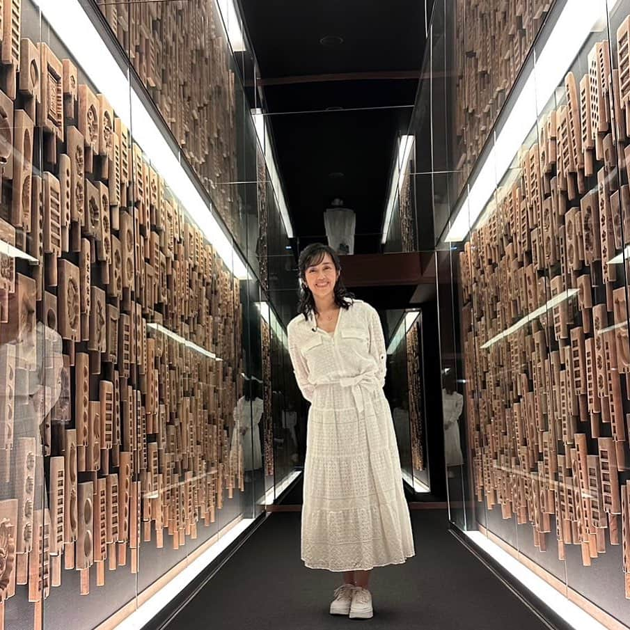 早見優のインスタグラム：「Can you guess what I’m surrounded by?   #kanazawa #金沢 #historical #japan #和菓子 #wood #職人 #craftsmanship #tradition」