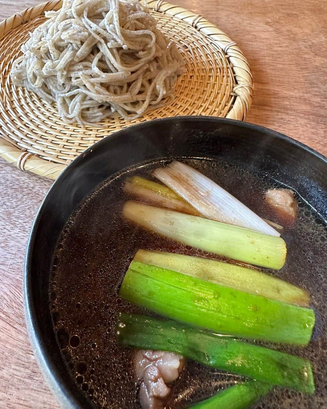 広崎うらんさんのインスタグラム写真 - (広崎うらんInstagram)「もぐもぐ食べる蕎麦 太切りをたまり醤油で しかし僕はそのまま何もつけずに👍  そして手切りの鴨汁つけ蕎麦も  今年上半期2度目の二人前蕎麦やっちゃいました！  #そば切り山親爺 #神戸 #蕎麦 #蕎麦好き」7月6日 10時07分 - uranhirosaki