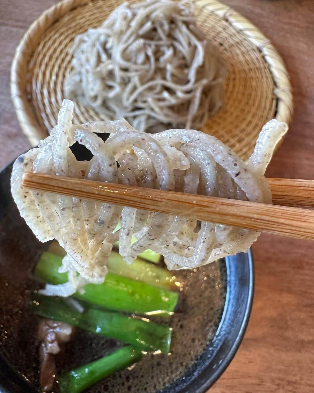 広崎うらんさんのインスタグラム写真 - (広崎うらんInstagram)「もぐもぐ食べる蕎麦 太切りをたまり醤油で しかし僕はそのまま何もつけずに👍  そして手切りの鴨汁つけ蕎麦も  今年上半期2度目の二人前蕎麦やっちゃいました！  #そば切り山親爺 #神戸 #蕎麦 #蕎麦好き」7月6日 10時07分 - uranhirosaki