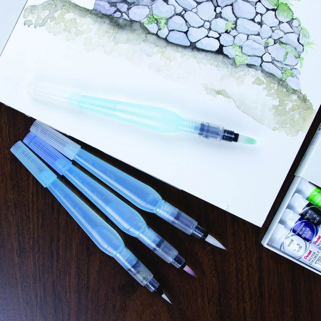 Pentel Canadaさんのインスタグラム写真 - (Pentel CanadaInstagram)「Our popular Aquash Water Brush has a new package! Be sure to look for the blue pouch when searching for them in stores across Canada.   Aquash has an easy-to-squeeze barrel and unique valve system allows you to control the flow. Fill with water, dye or ink. Pentel Canada carries four different brush types of Aquash. Fine, Medium, Bold and a Medium Flat Brush.」7月6日 10時00分 - pentelcanada