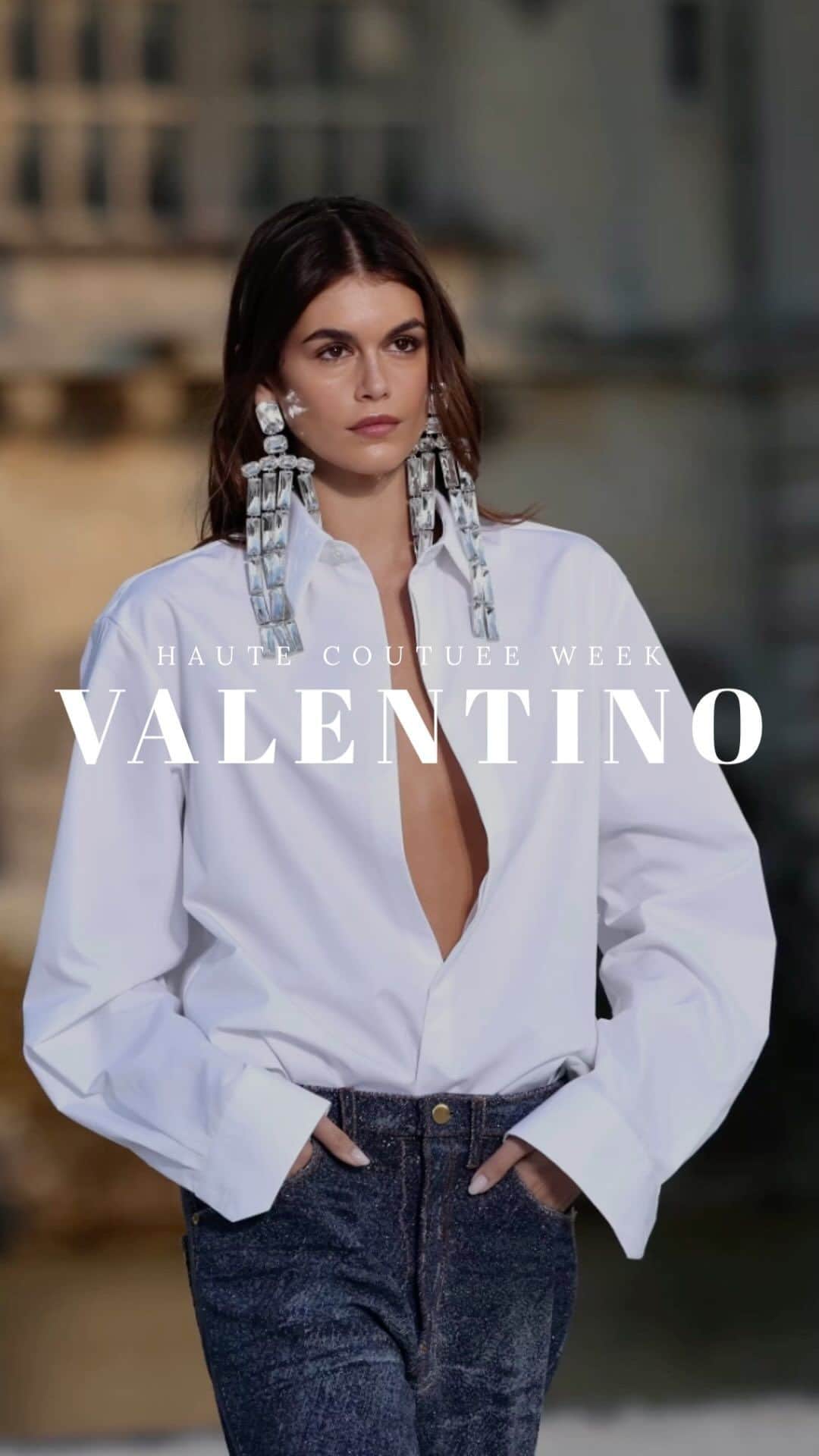 Lalá Noletoのインスタグラム：「Quem disse que jeans + camisa não podem ser couture? Foi assim que Pierpaolo Piccioli decidiu abrir seu desfile de alta costura para @maisonvalentino: com um belíssimo look de calça jeans, camisa aberta e sapatilhas metalizadas. E com esse início, a maison apresenta uma série de looks que provam que a Valentino sabe fazer alta costura e muito bem por sinal! Cheia de peças statement, mix de texturas, looks monocromáticos e metalizados, a marca encerra o terceiro dia de Haute Couture. Vamos ver?」