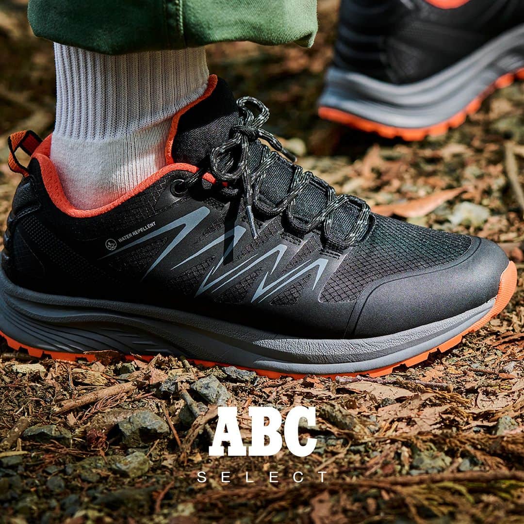 ABCマートさんのインスタグラム写真 - (ABCマートInstagram)「. 夏のアウトドアではシーンに適した靴選びを！😎 お出かけやアウトドアが盛んになると予想される今年の夏に向け、 全国ABC-AMRT、ABC-MART公式オンラインストアにて 🌞ソトアソビ🌞キャンペーンを開催！  長時間歩く事が多い山登りやハイキングでは、自分の足に合った靴を選ぶことが重要！ 登山中の雨や水たまりに備えた防水・撥水性、快適な歩行を支えるクッション性を備えたシューズがたくさん！  https://www.abc-mart.net/shop/e/e10000314/  #abcmart #abcマート #outdoor #アウトドア  #ファッション  #fashion #shoes #sneaker #sneakers #sneakernews #onlinestore #足元倶楽部 #足元くら部 #夏 #ソトアソビ #夏休み #山 #トレッキング」7月6日 10時02分 - abc_mart_japan