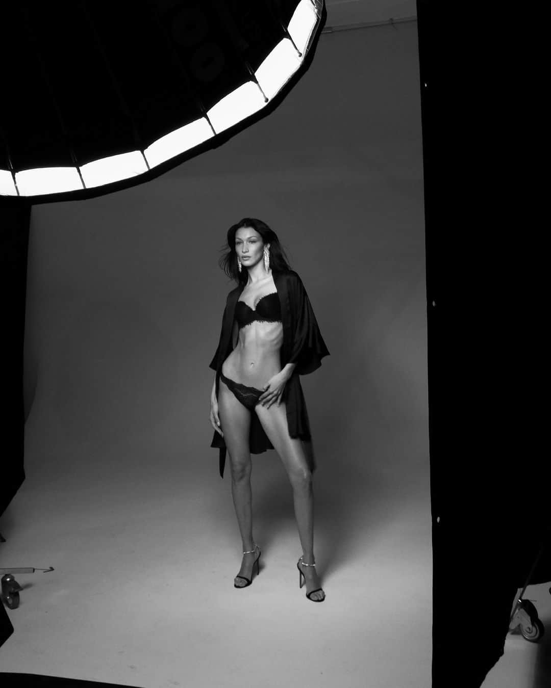 ベラ・ハディッドのインスタグラム：「New @victoriassecret campaign out now. 🖤 #victoriassecret」