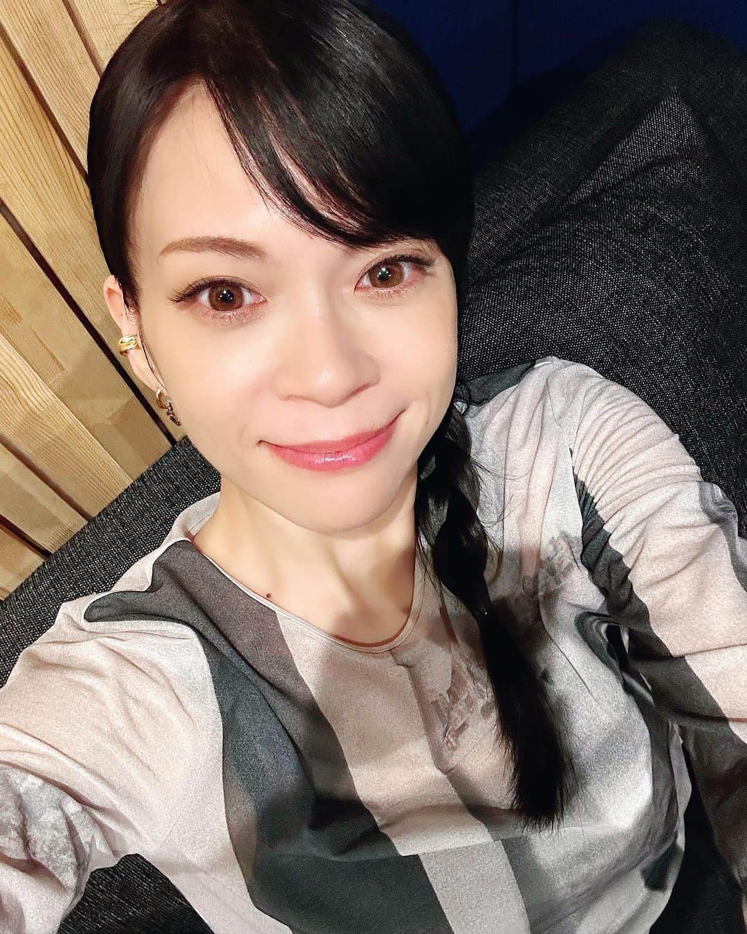 小柳ゆきのインスタグラム：「亀の歩みですが一歩ずつ…🐢 流石な録音で嬉しすぎてワクついてます✨  しかし蒸し暑い日が続きますね。 体調管理に気をつけてくださいね！ また皆様に、元気にお会いできるのをとても楽しみにしてますよ😊」