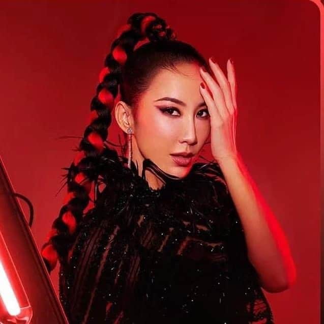 Miaのインスタグラム：「昨天晚上得知妳離世的消息 一直到早上心中還是很悲慟 如此愛跳舞愛唱歌的妳一定承受了 很多我們不知道的苦  可愛的笑聲 悅耳的歌聲 動人的舞姿 妳是上天派來要療癒大家的天使 犧牲自己照亮別人  辛苦了～ 一路好走 謝謝妳曾經帶給我青春歲月的美好 陽光燦爛般的笑容  永遠的巨星 永遠的真情人  #李玟 #cocolee」