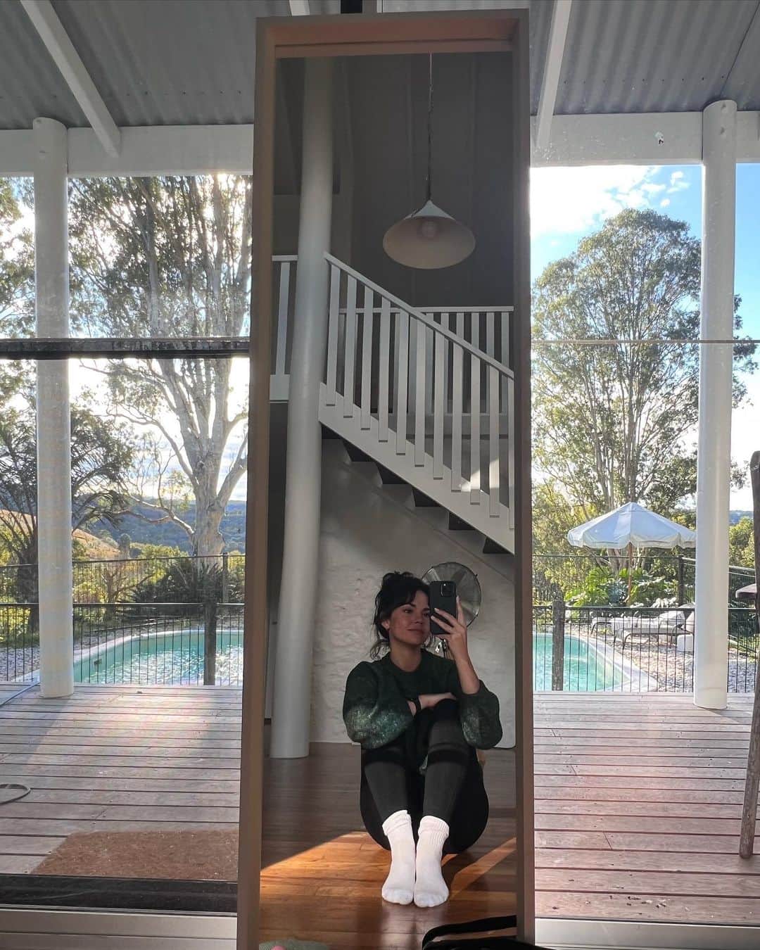 マイア・ミッチェルのインスタグラム：「Found the light, Kristie with the good bus, daily commute, sunrise at Wategos, The Birds, pretty ladies, Mount Warning 🤤🤤🤤」