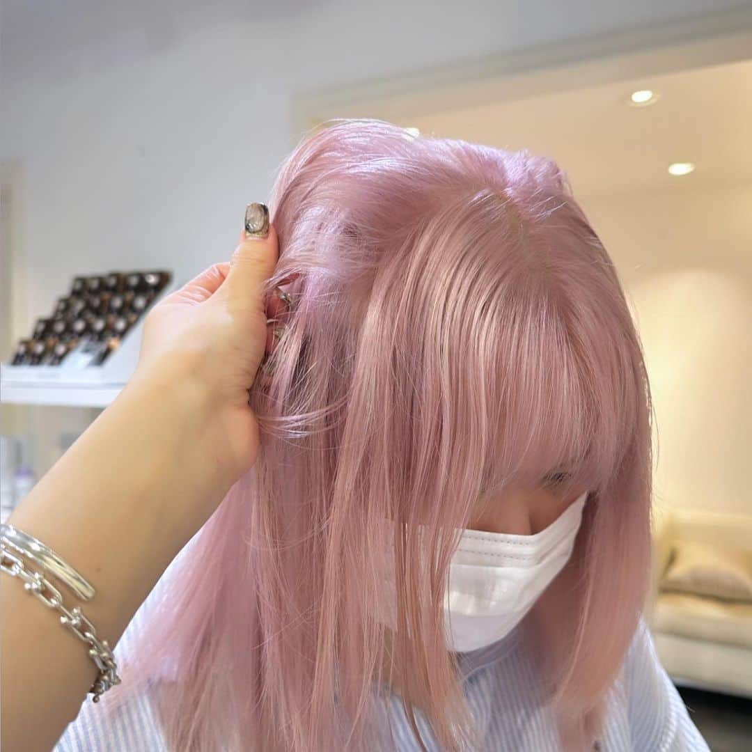 Beleza_official_instagramのインスタグラム：「White pink♡ breach3〜 ・  色落ちまで綺麗なカラー やわらかいカラー 一人ひとりに似合うカラー お任せください✊🌼🌟 ブリーチは誰に任せるかでダメージが 変わってきます！ ご予約はDMorホットペッパーから お願いします😉💕 Rei指名していただければ 絶対に可愛くします✊ belezaに来たことある方でもRei指名可能です😇 "また会いたい"と思わせます❗️ ・ わからないことがあればDMまでお願いします🤲  黒染め、縮毛履歴はハイブリーチメニューで ご予約ください🤲 記載のお時間より、ブリーチの抜け具合で お時間かかる場合がございます。 当日は長めに見ていただければ助かります。 お任せください♡♡」