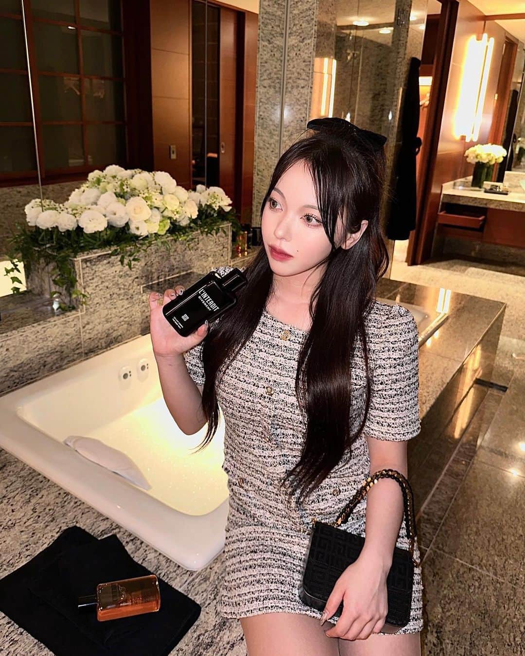 葉月ひまりのインスタグラム：「どれも可愛くて素敵な空間🖤 @givenchybeauty」
