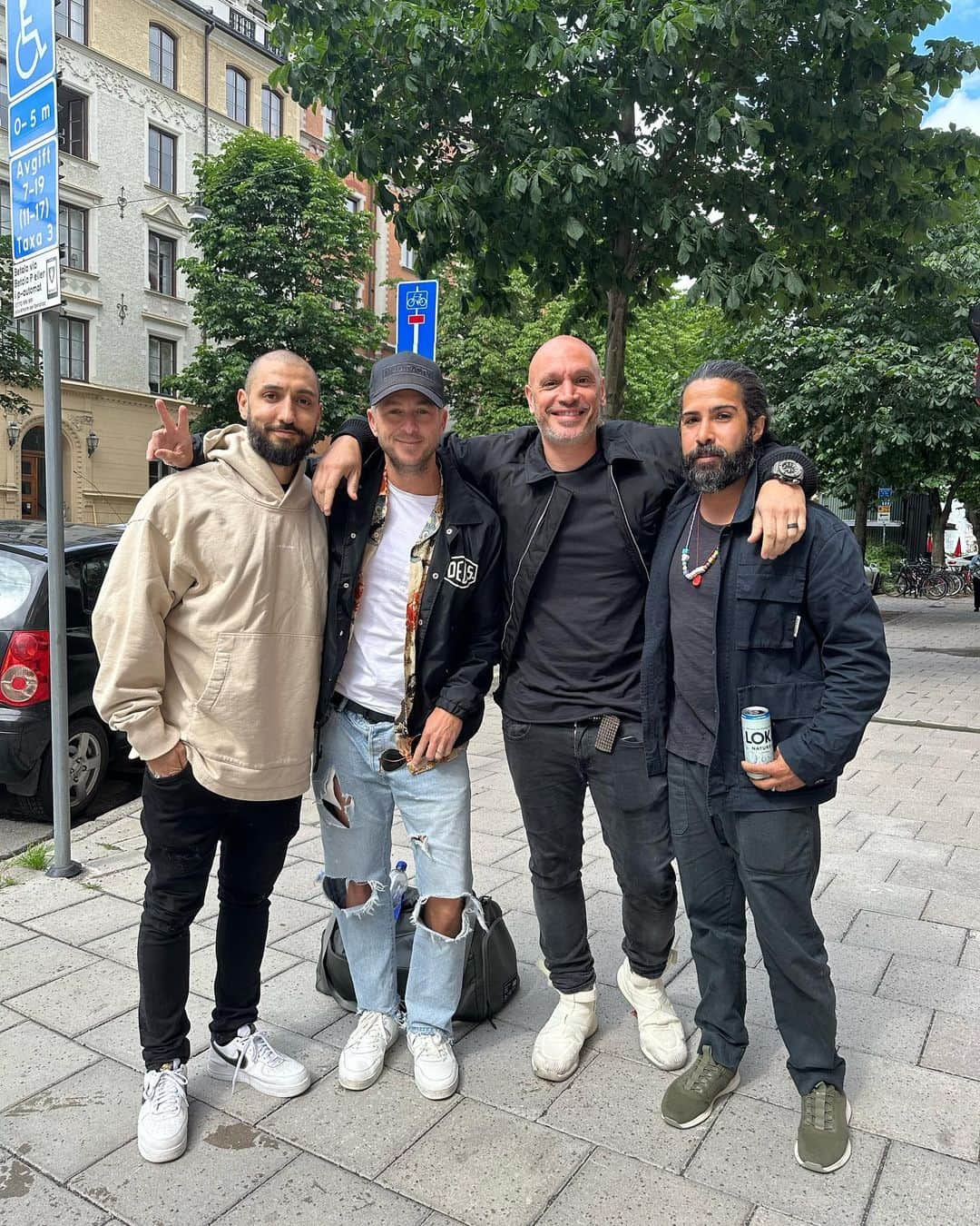 ライアン・テダーのインスタグラム：「Soooo rare that songwriters actually get together NOT in a session or “music event” once u have kids (even if you’re friends).    took me going all the way to Stockholm 😁. But for real this is a lunch I won’t soon forget w/  @theramiyacoub @awsuki & @ilya_music -  great writers - even better people. 🤘🏽🙌🇸🇪」