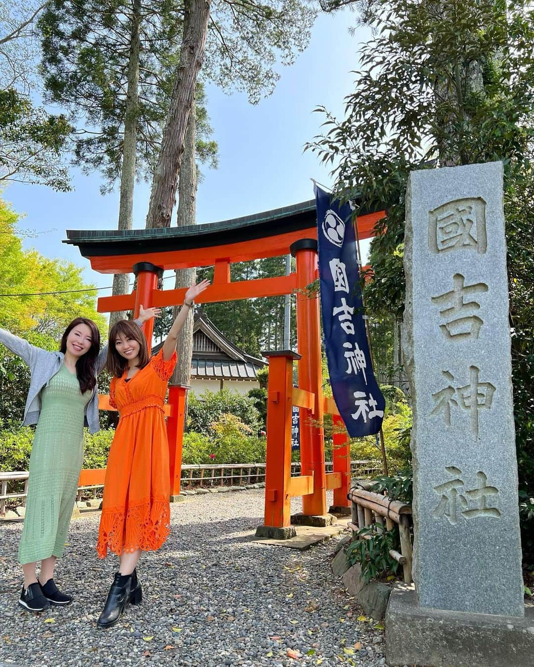 織田千穂さんのインスタグラム写真 - (織田千穂Instagram)「いすみ鉄道旅🚃 風そよぐ谷「国吉駅🚉」で下車して… * 上総出雲大社と国吉神社⛩️参拝🙏🏻🙏🏻 どちらも隣接しているのですが すごく雰囲気が違って良きパワースポットでした❤️  🚃いすみ鉄道旅　4/9🚃  #いすみ鉄道 #最近の鉄活 #鉄道 #駅舎 #鉄分補給 #鉄道好きな人と繋がりたい #電車 #instatrip #train #最近の鉄活 #途中下車 #列車旅 #菜の花 #房総 #国吉駅 #国吉神社 #上総出雲大社 #神社巡り #パワースポット」7月6日 10時34分 - chihoda