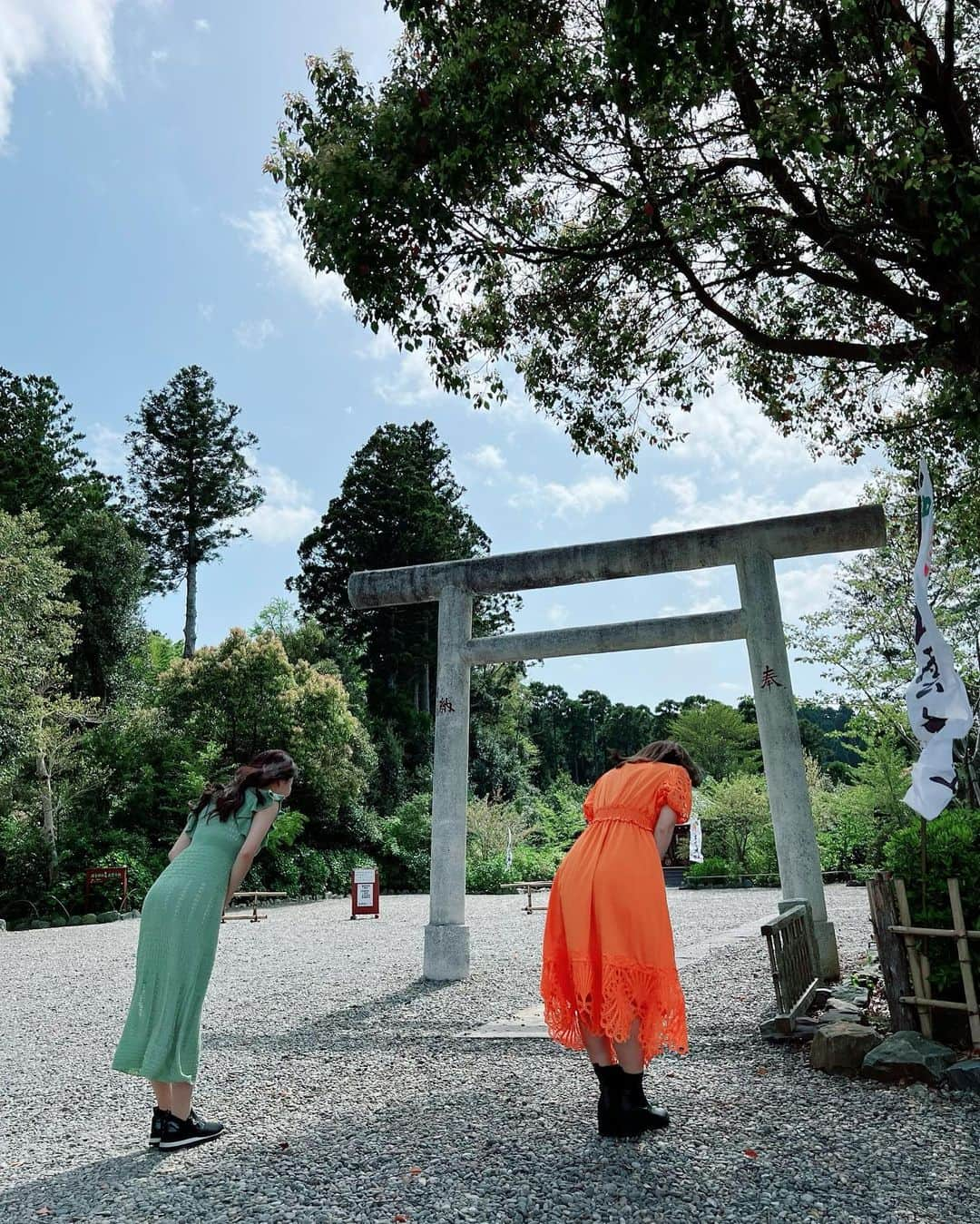 織田千穂さんのインスタグラム写真 - (織田千穂Instagram)「いすみ鉄道旅🚃 風そよぐ谷「国吉駅🚉」で下車して… * 上総出雲大社と国吉神社⛩️参拝🙏🏻🙏🏻 どちらも隣接しているのですが すごく雰囲気が違って良きパワースポットでした❤️  🚃いすみ鉄道旅　4/9🚃  #いすみ鉄道 #最近の鉄活 #鉄道 #駅舎 #鉄分補給 #鉄道好きな人と繋がりたい #電車 #instatrip #train #最近の鉄活 #途中下車 #列車旅 #菜の花 #房総 #国吉駅 #国吉神社 #上総出雲大社 #神社巡り #パワースポット」7月6日 10時34分 - chihoda