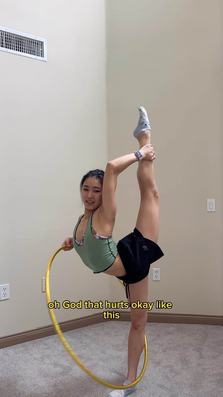 篠原枝令菜のインスタグラム：「Episode 2 | trying more of Averina’s skills! #rhythmicgymnastics #hoop #challenge」