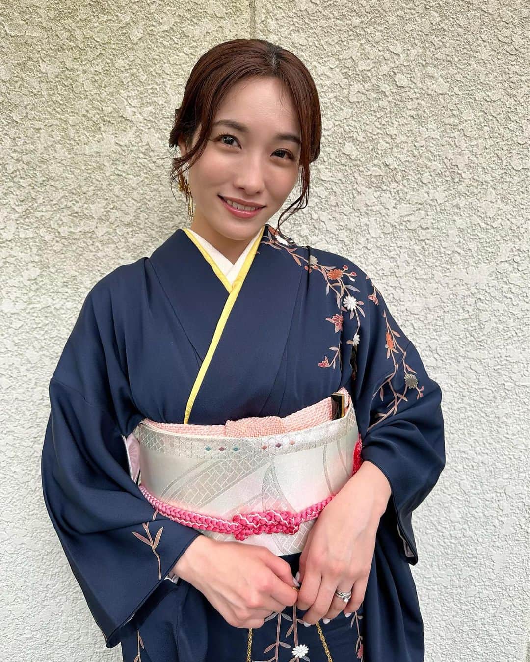 今野杏南のインスタグラム：「* 先日、夫の妹さんの結婚式へ⛪️🪽  お義母さまの大事なお着物を着させていただきました😌 嬉しかったです🪽(小学生みたいな感想😇) 着物は仕事でしか着る機会がなかったので、新鮮🪴  わたしはいつも通り、ワイン🍷を飲んですぐ上機嫌になり、お淑やかにするべきところですが、はしゃいでました😇😇😇」