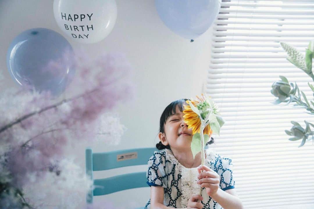 松本亜希さんのインスタグラム写真 - (松本亜希Instagram)「2023.07.02🎂🎈💐 . マイスウィートベイビーラブリーエンジェル、きなりちゃんが4歳のお誕生日を迎えました❤️  お腹に来てくれたあの日から、今日まであっという間 色んなこと乗り越えて、ここまで大きくなってくれて感謝しかない  毎日幼稚園楽しそうだね ご飯たくさん食べて大きくなってね 寝る子は育つんだよ おともだちと仲良くね 道路を渡る時は右左ちゃんと見ようね 彼女と積み重ねてきた毎日が愛おしいなぁ  愛してるよ、きなちゃん❤️」7月6日 10時40分 - aaakichasooo