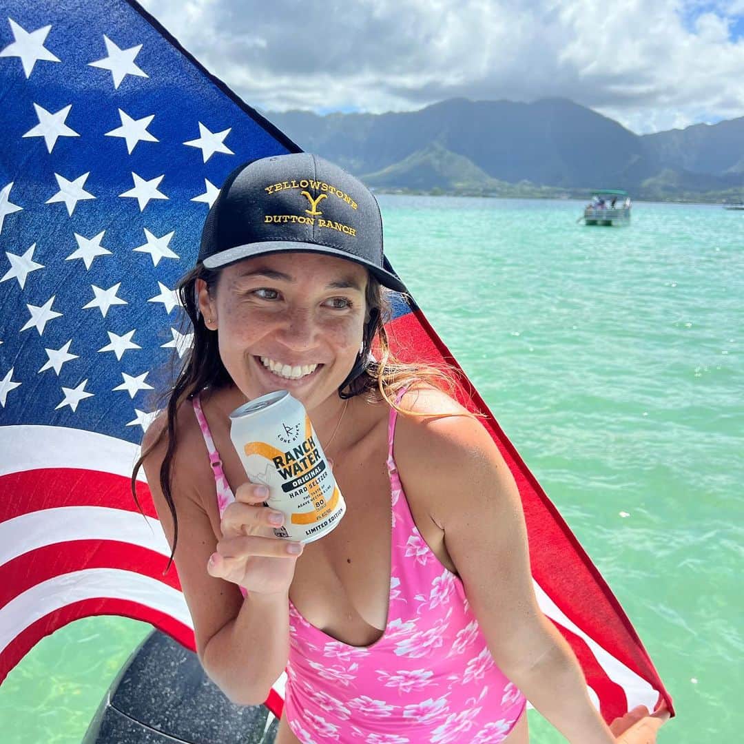 アリッサ ウーテンのインスタグラム：「Thank you to my favorite show @yellowstone and @ranchwater for sending me my new favorite hat and a case of drinks 🐴 Didn’t think it was for real haha PS finally got to go to the sandbar after wanting to go again for literally years. Thanks @on_falla for becoming a citizen and celebrating!」