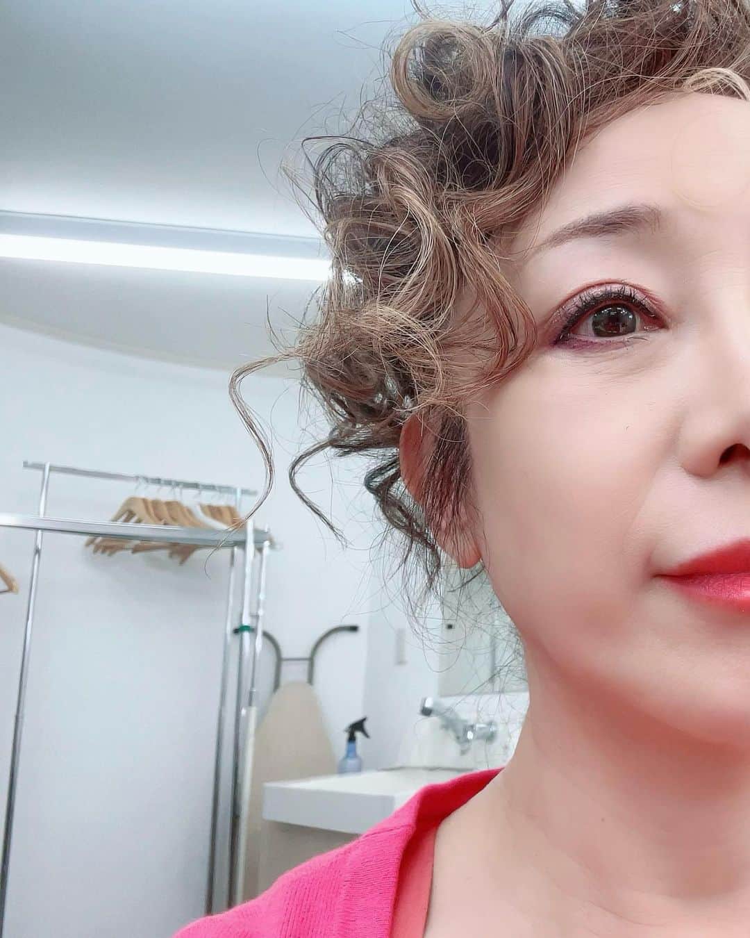 南美希子さんのインスタグラム写真 - (南美希子Instagram)「ちょっと趣きを変えて、ヘアメークさんにコテでクルンクルンに巻いてもらっています。」7月6日 10時44分 - mikiko_minami