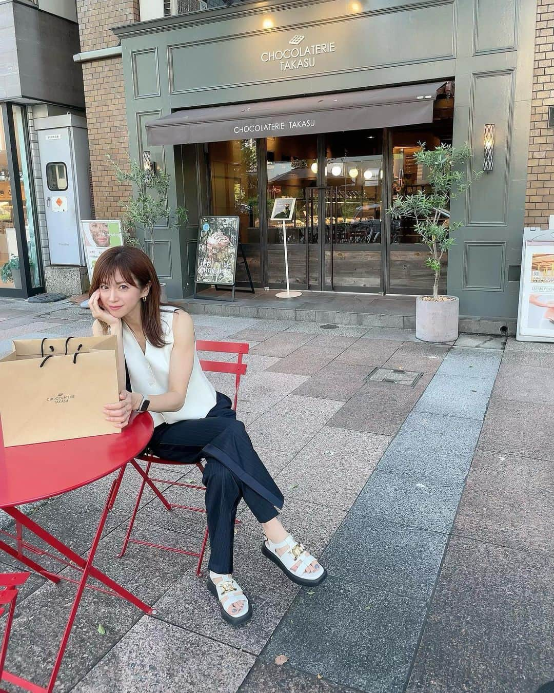 小野寺皐のインスタグラム：「久屋にあるオシャレなチョコレート専門店🍫 @chocolaterietakasu   大人なケーキでした✨ 私は特にティラミスの美味しさに感動😍  この日は、ちょっとマニッシュなコーデ😎 こういうスタイルもスキです♡  tops&bottoms：BABYLONE bag：CELINE shoes：TOD’S  #model#japanesemodel#nagoya#cafe#chocolate#cake#cordinate#babylone#celine#celinewoman#tods#todsshoes#モデル#日本人モデル#東京モデル#名古屋モデル#大阪モデル#カフェ#栄#久屋大通カフェ#ケーキ#チョコレート#バビロン#セリーヌ#トッズ#夏コーデ」