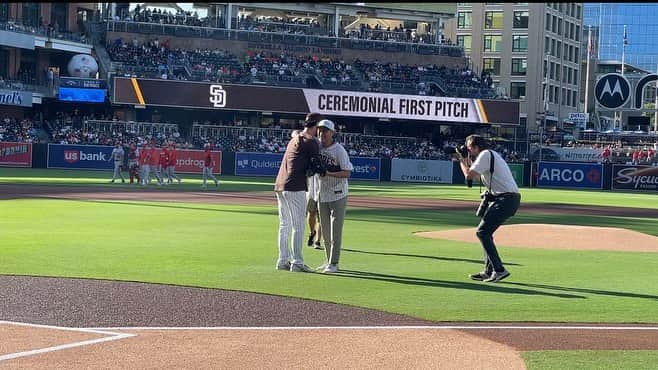 渡辺謙さんのインスタグラム写真 - (渡辺謙Instagram)「. 今年もやりました⚾️ファーストピッチ。 ダルビッシュ君のいるサンディエゴパドレスが大谷君のエンジェルスを迎え撃つ第3戦。petco parkも素晴らしい球場で、 中々緊張しましたが、今回は真ん中低めのストライク。 受けてくれたのはなんとダルビッシュ君でした！ 後は楽しい観戦だ！  謙  -  I did it again this year. ⚾️ The first pitch ceremony. This time for the San Diego Padres, where Yu Darvish plays, as they faced Shohei Ohtani’s LA Angels in their third game. Petco Park is a wonderful stadium, and I was quite nervous, but this time I threw a low strike down the middle. And my catcher was none other than Yu! Now it’s time to enjoy the game!  Ken  #sandiegopadres  #padres  #パドレス  #firstpitch  #始球式  #ダルビッシュ有  #yudarvish  #エンジェルス  #大谷翔平  #shoheiohtani  #渡辺謙  #kenwatanabe」7月6日 11時08分 - kenwatanabe____