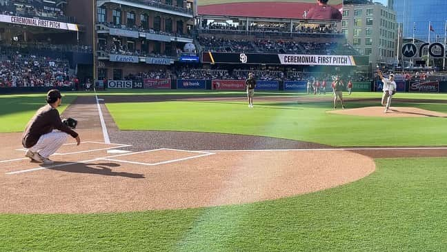 渡辺謙さんのインスタグラム写真 - (渡辺謙Instagram)「. 今年もやりました⚾️ファーストピッチ。 ダルビッシュ君のいるサンディエゴパドレスが大谷君のエンジェルスを迎え撃つ第3戦。petco parkも素晴らしい球場で、 中々緊張しましたが、今回は真ん中低めのストライク。 受けてくれたのはなんとダルビッシュ君でした！ 後は楽しい観戦だ！  謙  -  I did it again this year. ⚾️ The first pitch ceremony. This time for the San Diego Padres, where Yu Darvish plays, as they faced Shohei Ohtani’s LA Angels in their third game. Petco Park is a wonderful stadium, and I was quite nervous, but this time I threw a low strike down the middle. And my catcher was none other than Yu! Now it’s time to enjoy the game!  Ken  #sandiegopadres  #padres  #パドレス  #firstpitch  #始球式  #ダルビッシュ有  #yudarvish  #エンジェルス  #大谷翔平  #shoheiohtani  #渡辺謙  #kenwatanabe」7月6日 11時08分 - kenwatanabe____