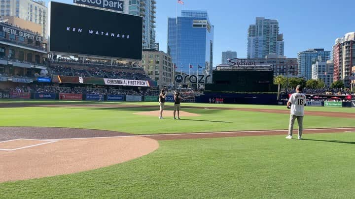 渡辺謙のインスタグラム：「. 今年もやりました⚾️ファーストピッチ。 ダルビッシュ君のいるサンディエゴパドレスが大谷君のエンジェルスを迎え撃つ第3戦。petco parkも素晴らしい球場で、 中々緊張しましたが、今回は真ん中低めのストライク。 受けてくれたのはなんとダルビッシュ君でした！ 後は楽しい観戦だ！  謙  -  I did it again this year. ⚾️ The first pitch ceremony. This time for the San Diego Padres, where Yu Darvish plays, as they faced Shohei Ohtani’s LA Angels in their third game. Petco Park is a wonderful stadium, and I was quite nervous, but this time I threw a low strike down the middle. And my catcher was none other than Yu! Now it’s time to enjoy the game!  Ken  #sandiegopadres  #padres  #パドレス  #firstpitch  #始球式  #ダルビッシュ有  #yudarvish  #エンジェルス  #大谷翔平  #shoheiohtani  #渡辺謙  #kenwatanabe」