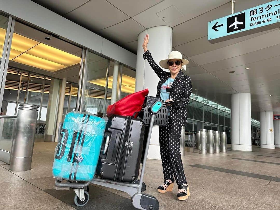 デヴィ・スカルノさんのインスタグラム写真 - (デヴィ・スカルノInstagram)「私は 今、 空港にいます  毎週 日曜日の お楽しみ、 日本テレビの 大人気番組  『世界の果てまでイッテＱ！』の撮影で  これから 海外へ 行くところです  さて、 今回は、 どこの国に 飛び立つ のでしょうか？  どんな旅が 待ち受け ているのか、、、。 イッテQの ロケは ドキドキ、 ワクワク、 ハラハラ…、 想像もつかない ロケばかりなので、 私も いつも 楽しみにしています♪♪ どこの国かは、 番組を 見てからの  お楽しみ  お土産話は また 後日！ 皆さま、 乞う ご期待  それでは、  行ってきま～す」7月6日 11時03分 - dewisukarnoofficial