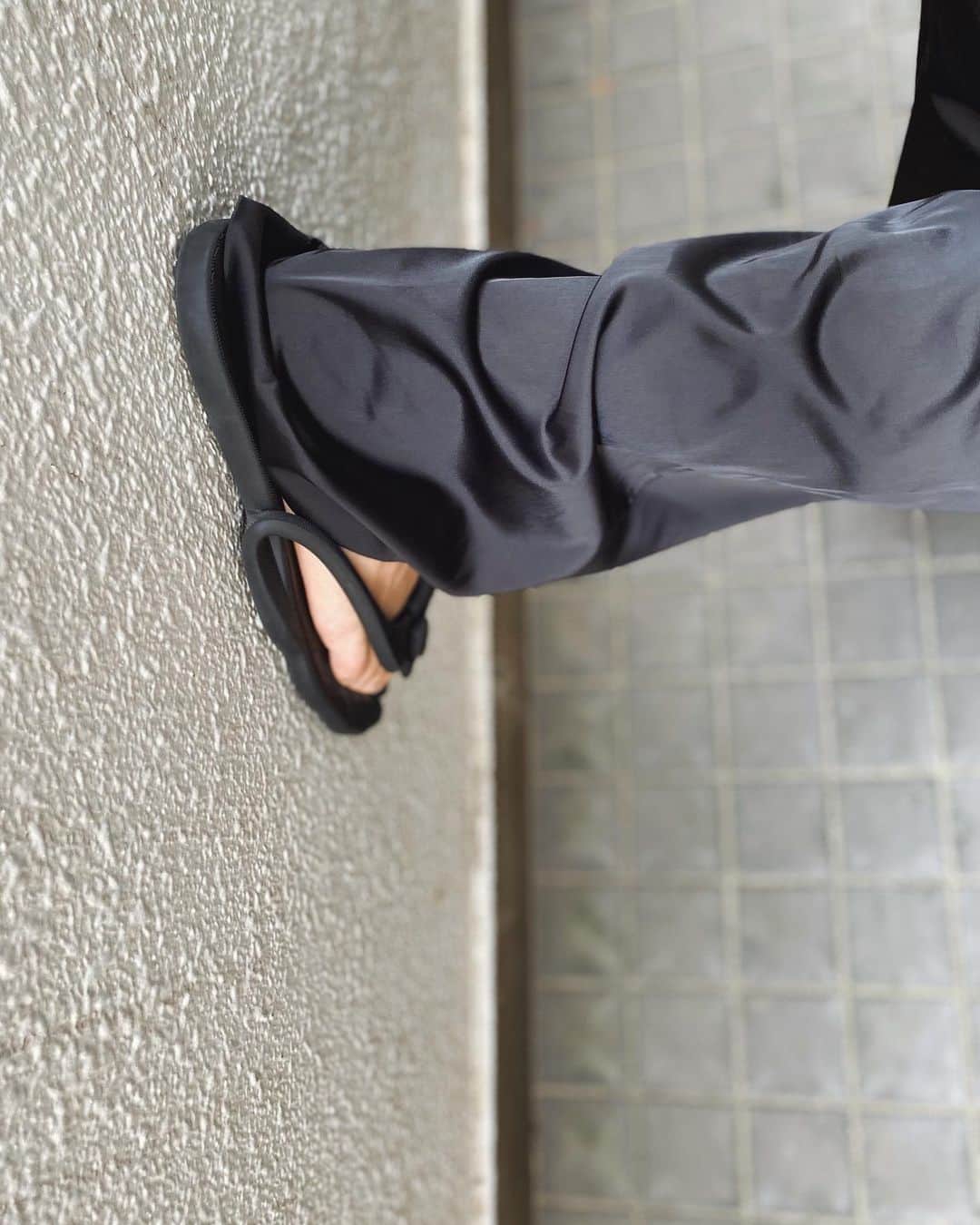 小塚源太のインスタグラム：「Summer Black 質感で遊ぶ軽やかなオールブラック  日焼け対策してるのに不思議と 肌までワントーンになってきてるのはなぜ🌚  元々色白コンプレックスだった時代が懐かしいです🙋🏽‍♂️ 牧野さんは変わらずハッピー👩🏻 BR FALL展おじゃましました🦁」
