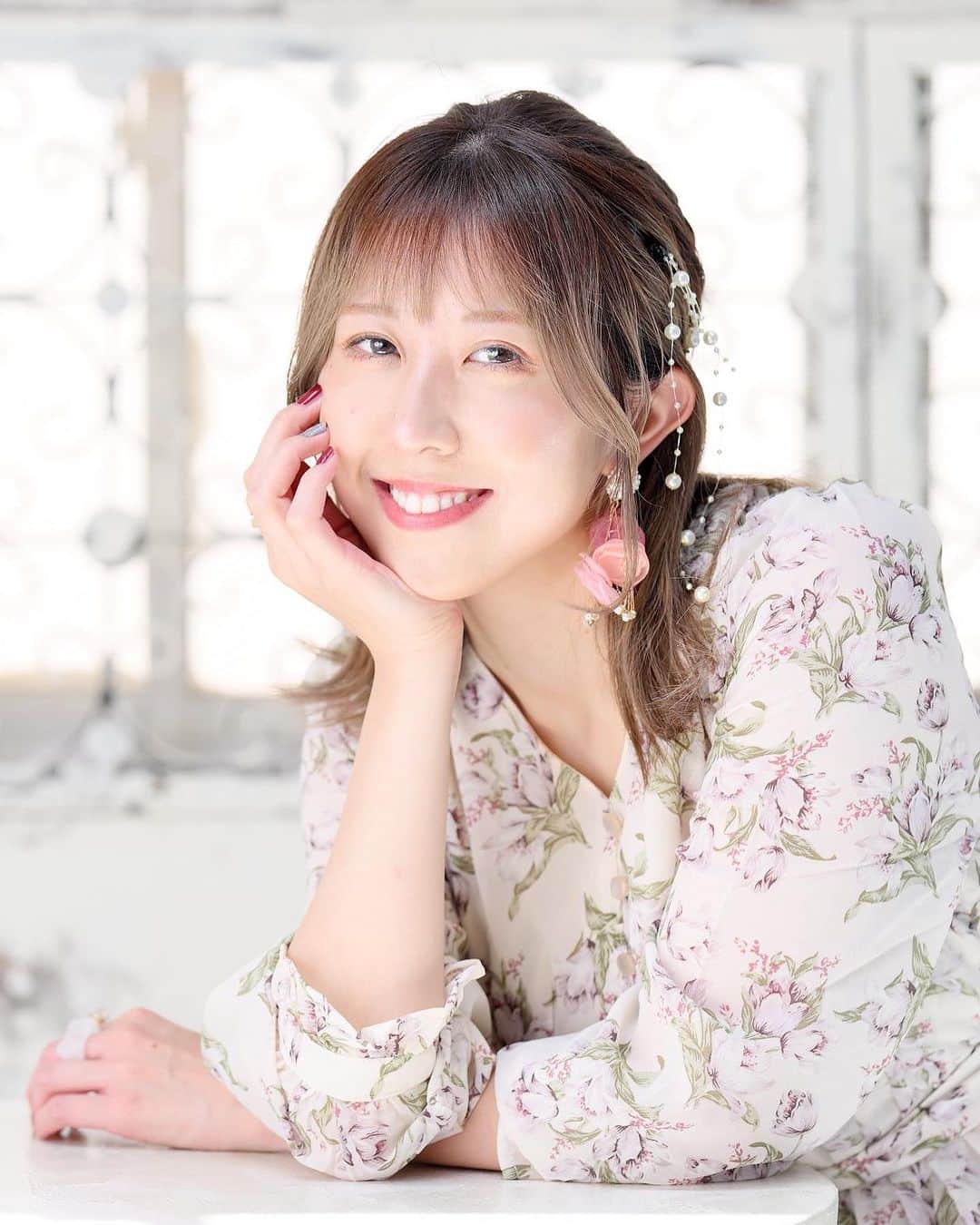 井上麗夢のインスタグラム：「🌷  おはよう☀️  うれしいことも かなしいことも 信じられないことも  役者をやってると 全て、面白っ!!! ってなってしまうよね。  うわぁ。しんど。ってなっても でも普通こんな経験なかなかできないなぁ って気持ちになって プラスに受け入れてしまう。  女優でよかったなぁ っていつも思うよねぇ。 ありがたいー  ふと、10代の時に なんで自分の人生は こんな波瀾万丈な人生なんだ。 なんであの子は あんなに平穏な人生なんだろ？ って考えてたところから  あ、私はそうゆう運命の人生なんだなぁ って気がついたことがあって。 自分のありえない人生たちを 受け入れることにしたんだよね。  そしたら起こること起こること 全部意味わかんないことばかり起こるけど それが面白くなっちゃって。  そこから今でも相変わらず波瀾万丈で ものすごいスピードで生き急いでるんですが まだまだ遅くて、 もっともっと急いで生きないと 人生が足りないのよ!!!笑  やりたいことも 歩みたい人生も まだまだたくさんあって。 あーん。今のままだと 身体も時間も人生も足りないのー  急にふっと何もやりたくなくなる時期もくるけど、それは全力で走り続けてると休憩も必要なんだなぁって。でも休んだ後に謎の後悔する笑  おいい！ 休んでる暇、その時間前に進めたやーん！ ってやる気満々のれむがでてくる笑 困った性格だ。笑笑  何が言いたいかって ただのひとりごとをつらつら言ってるだけで なーんも言いたいことはないです あまり長文打たない私だけど 今日はつらつら書きたい気分になったのです  きっと脳みそがたーくさん詰まってるんだろうな今。何かでアウトプットしないとパンクしそうなんだなぁ。  アウトプット アウトプット  吐き出してこー☀️  ⁡ _ _ _ _ _ _ _ ⁡ ⁡ #맞팔　#데일리　#소통 #좋아요반사　#오오티디　	#패션 ⁡ #igers #tflers #ootd #fashion #hairstyle ⁡ #コーデ #ヘアアレンジ #撮影会 #撮影会モデル ⁡」
