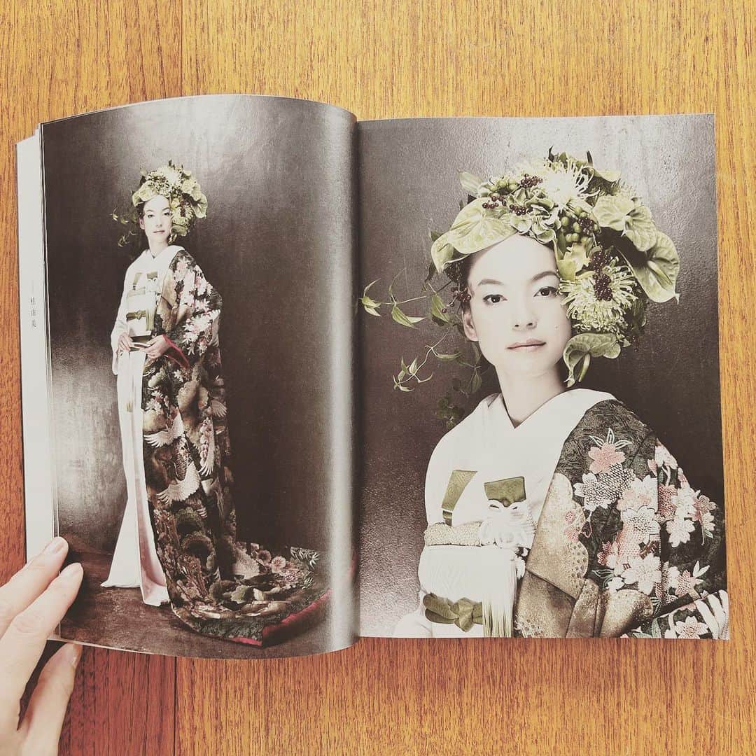 KIKIさんのインスタグラム写真 - (KIKIInstagram)「資料の整理をしてます  2013年 花結い師TAKAYAさんによる『和婚のヘッドドレス: 生花でつくる花嫁の髪飾り』 TAKAYAさんに初めて花結いをしてもらったのは この時の撮影よりずっと前で 都内での大規模なアートイベントでのこと 人を見てパッと受けたインスピレーションで花を決めるのか 確かカサブランカかユリを結ってもらったはず  花を髪に飾ってもらう これって女の子の憧れよね🤍 わたしの性格的に自分からは恥ずかしくて望めないけれど あの時一瞬にして憧れを叶えてもらい とてもうれしかったのを覚えている  和婚のヘッドドレスの仕事も 魔法をかけてもらったみたいに幸せな時間だった 魔法だから時間限定なのだけど でもこうして一冊に残っていることがありがたい 桂由美さんの色打掛と白無垢も芸術品のようなお着物で …いつか白無垢をもう一度着たい という夢がまた生まれたのもこの時だった #花結い師takaya #和婚のヘッドドレス #キキアーカイブ」7月6日 11時07分 - kiki_campagnepremiere