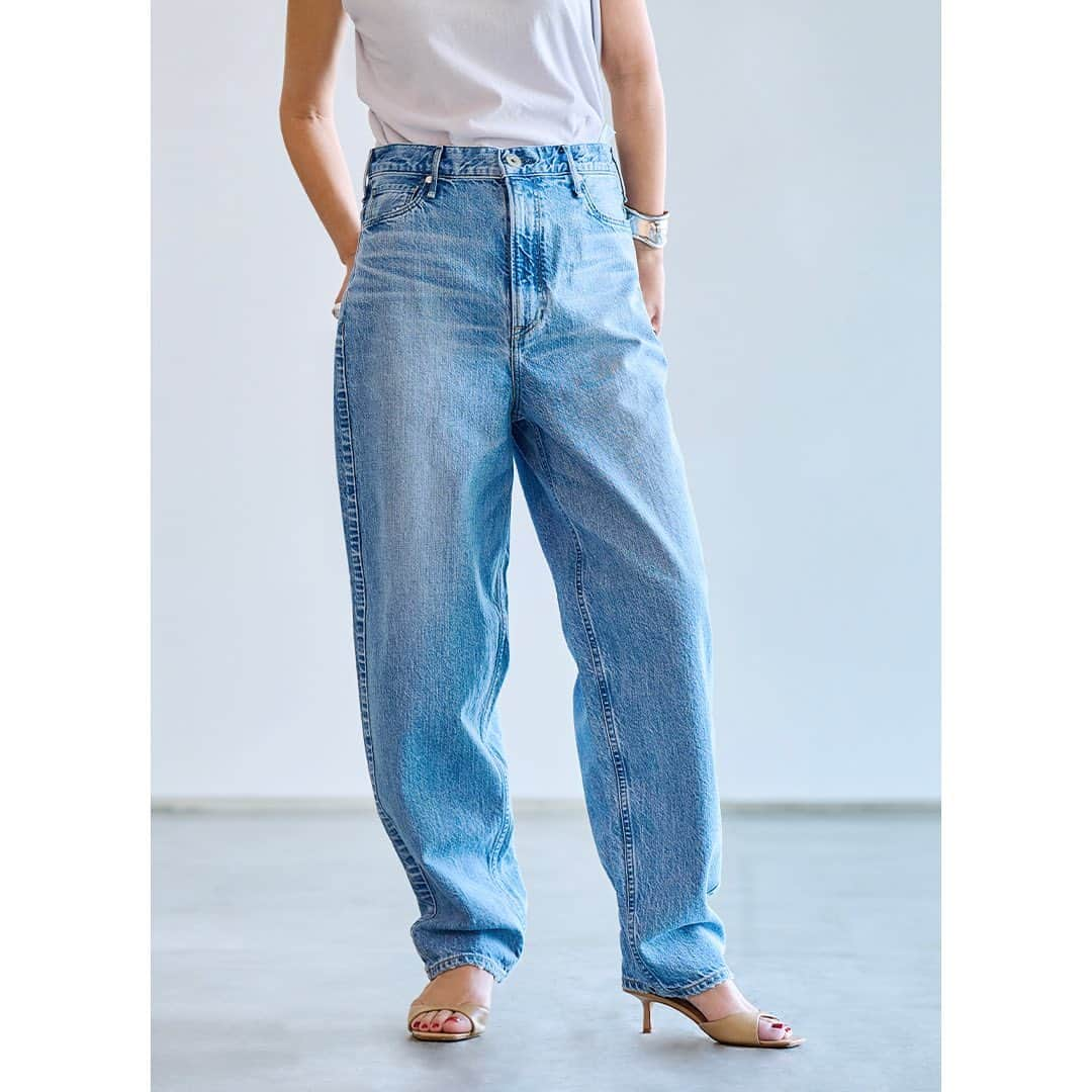 upper hights OFFICIALさんのインスタグラム写真 - (upper hights OFFICIALInstagram)「@guestlist___tokyo Naoko Okusa's ''DENIM DIARY'' 〜 Featured item in JULY.〜  「ワードローブに取り入れたいアイテムの１つにデニムがあります 定番だからこそデニムをアップデートしていくことが大切であると語るスタイリスト大草直子さん」 大草さんが新たに巡り合ったおすすめのデニムを日記のように更新していく連載企画  ======================== upper hights【THE JANET】 ======================== Style: 1881034 Color: FLOW Size: 22-28 Price: ¥27,500 tax included ========================  はっきり言って、太めのデニムは少し苦手🤏でした😭バランスが取りづらく、脚が短く見える気がしてー💦これは大丈夫🙆‍♀️、いや、大好き😘コットン100％だから、シルエットはシャキッと。はい、新型でワイドテーパード。腰でゆるっとはくけれど、キレイめ、ストリート。どんなスタイルにも合わせやすい1本👖  #柔らかな素材の #フレンチスリーブが #良い感じ #甘めの小物が気分です  ======================== その他の商品情報や お取り扱い店舗につきましては 下記の代表窓口へお問い合わせくださいませ。 03-5728-8788 ======================== . .  #denimdiary #着回し #連載 #デニムダイアリー @naokookusa #大草直子 さん #upperhights #new #denim #thejanet #ワイドテーパードデニム #アッパーハイツ #デニム #ootd #outfit #intheknowgl」7月9日 17時30分 - upperhights