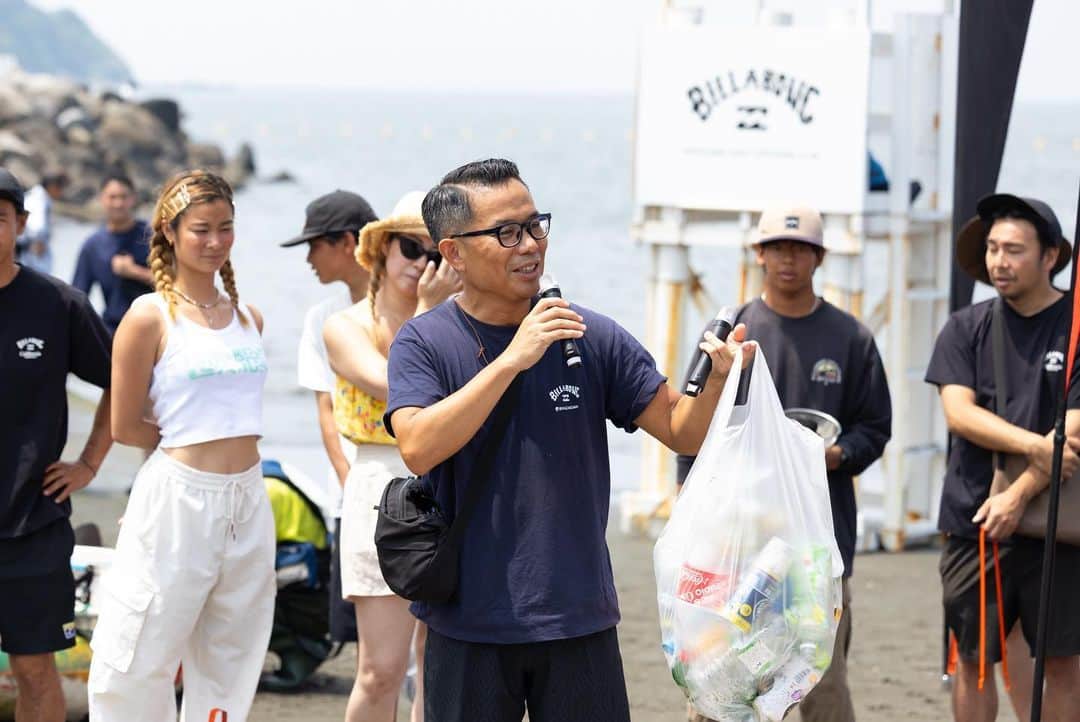 ビラボンさんのインスタグラム写真 - (ビラボンInstagram)「“PROTECT THE PLACES WE PLAY”  夏本番を前にBILLABONGと西浜サーフライフセービングクラブが 昨年の江ノ島オーシャンクリーンに続き共同イベントを開催。  かながわ海岸美化財団によると、神奈川県の海岸で1年間に回収されるゴミの量は約2000トン。じつはその7割は川から流れ着く。街で暮らすわたしたちが出す多くのゴミが雨や風に運ばれ、川を通じて海まで流出してしまうという。原因の多くはポイ捨てだが、きちんと捨てられたはずのゴミ置き場からのゴミ流出も少なくない。つまり、海に落ちているゴミに無関係な人はいない。 イベントを通じて、ゴミを減らすにはゴミの出口と入口の両方の取組みが必要だと感じた。まず大切なのは、回収がむずかしい外洋へと流れ出る前に海岸という出口でゴミを食い止めること。そして、ゴミの入り口となるわたしたちの日々の暮らしにおいて、できる限りゴミを出さない工夫をしていくことが何よりも重要なのだ。いつまでも、きれいな海で楽しく遊ぶために。  Special Thanks @nishihamaslsc  @bikazaidan  @keito_matsuoka  @monnojo_yahagi  @taro__takai  📷 @junjikumano  🖌️ @thinkwastyle」7月6日 11時26分 - billabong_japan