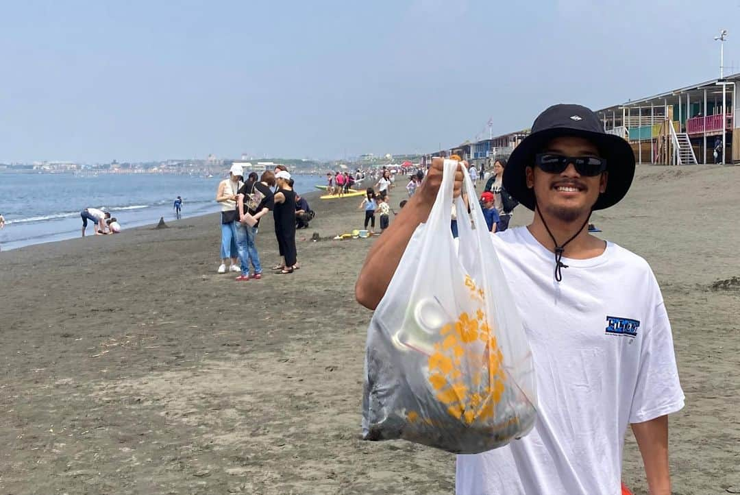 ビラボンさんのインスタグラム写真 - (ビラボンInstagram)「“PROTECT THE PLACES WE PLAY”  夏本番を前にBILLABONGと西浜サーフライフセービングクラブが 昨年の江ノ島オーシャンクリーンに続き共同イベントを開催。  かながわ海岸美化財団によると、神奈川県の海岸で1年間に回収されるゴミの量は約2000トン。じつはその7割は川から流れ着く。街で暮らすわたしたちが出す多くのゴミが雨や風に運ばれ、川を通じて海まで流出してしまうという。原因の多くはポイ捨てだが、きちんと捨てられたはずのゴミ置き場からのゴミ流出も少なくない。つまり、海に落ちているゴミに無関係な人はいない。 イベントを通じて、ゴミを減らすにはゴミの出口と入口の両方の取組みが必要だと感じた。まず大切なのは、回収がむずかしい外洋へと流れ出る前に海岸という出口でゴミを食い止めること。そして、ゴミの入り口となるわたしたちの日々の暮らしにおいて、できる限りゴミを出さない工夫をしていくことが何よりも重要なのだ。いつまでも、きれいな海で楽しく遊ぶために。  Special Thanks @nishihamaslsc  @bikazaidan  @keito_matsuoka  @monnojo_yahagi  @taro__takai  📷 @junjikumano  🖌️ @thinkwastyle」7月6日 11時26分 - billabong_japan