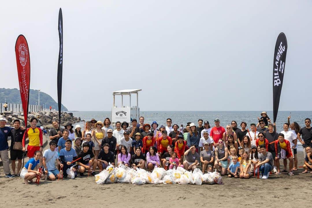 ビラボンのインスタグラム：「“PROTECT THE PLACES WE PLAY”  夏本番を前にBILLABONGと西浜サーフライフセービングクラブが 昨年の江ノ島オーシャンクリーンに続き共同イベントを開催。  かながわ海岸美化財団によると、神奈川県の海岸で1年間に回収されるゴミの量は約2000トン。じつはその7割は川から流れ着く。街で暮らすわたしたちが出す多くのゴミが雨や風に運ばれ、川を通じて海まで流出してしまうという。原因の多くはポイ捨てだが、きちんと捨てられたはずのゴミ置き場からのゴミ流出も少なくない。つまり、海に落ちているゴミに無関係な人はいない。 イベントを通じて、ゴミを減らすにはゴミの出口と入口の両方の取組みが必要だと感じた。まず大切なのは、回収がむずかしい外洋へと流れ出る前に海岸という出口でゴミを食い止めること。そして、ゴミの入り口となるわたしたちの日々の暮らしにおいて、できる限りゴミを出さない工夫をしていくことが何よりも重要なのだ。いつまでも、きれいな海で楽しく遊ぶために。  Special Thanks @nishihamaslsc  @bikazaidan  @keito_matsuoka  @monnojo_yahagi  @taro__takai  📷 @junjikumano  🖌️ @thinkwastyle」