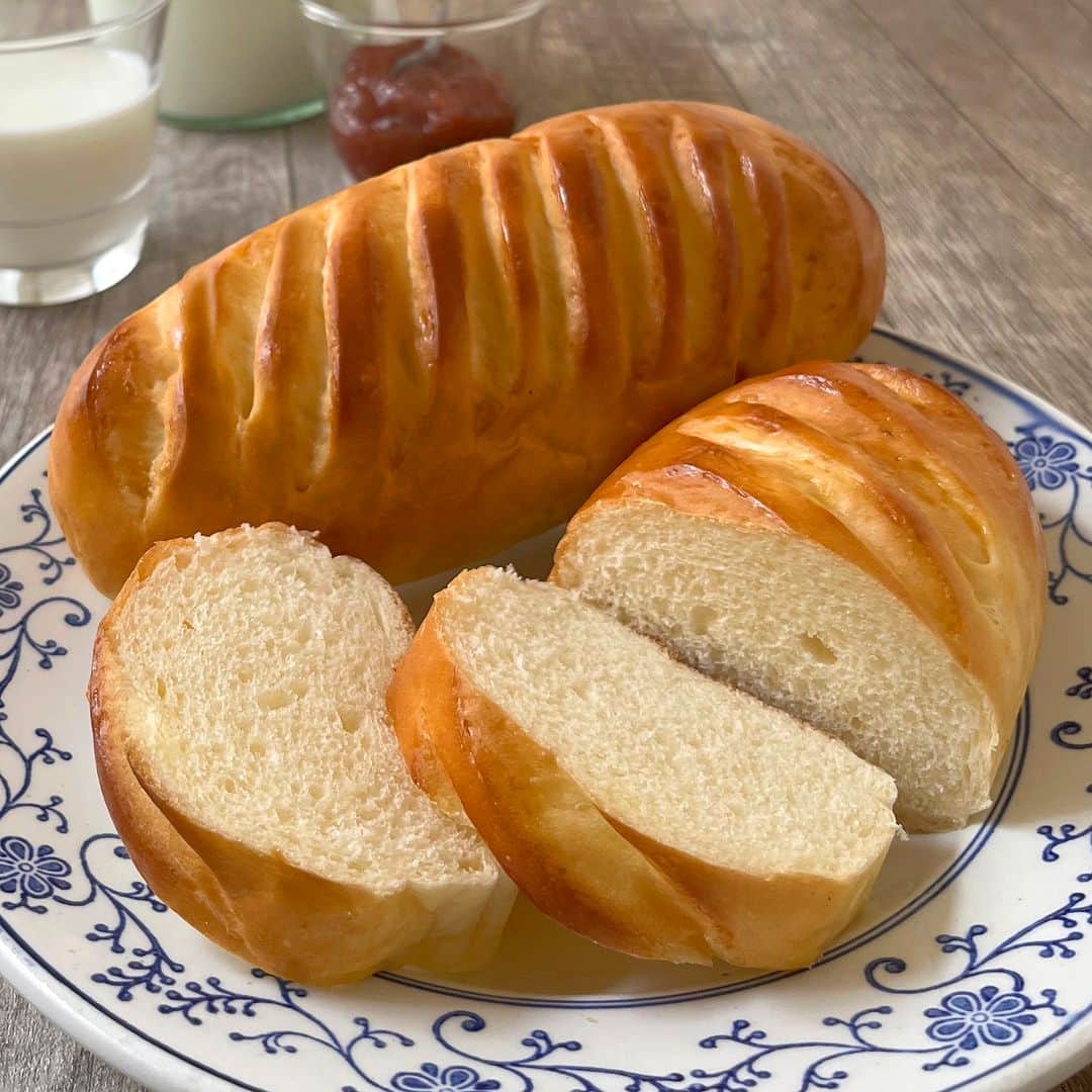 ドンクさんのインスタグラム写真 - (ドンクInstagram)「フランスフェア開催中🇫🇷 フランスフェア～パンで感じるフランス～  今日はフェア限定商品の中から 「パン・オ・レ」をご紹介します。  パン・オ・レはフランス発祥のパンといわれており、 「レ」とは牛乳を意味します。 名前の通り、水の代わりに牛乳を使うことが特徴です。 フランスでは朝食やおやつにジャムなどと一緒に 楽しまれています。  ドンクのパン・オ・レは、口当たりがよく、 ほんのり甘いミルクの香りが広がる やさしい味わいです。 そのままでも、ジャムやバターを塗っても 美味しくお召し上がりいただけます。  このパン・オ・レの生地を使ったパンが 「クレーム・シトロン」。（写真2枚目） レモンピール入りのミルククリームを入れて 仕上げています。  朝食にはパン・オ・レを、 おやつや手軽なランチにはクレーム・オ・シトロンを、 ぜひお楽しみください。  ------------------------------------------- フランスフェア 7月1日（土）～15日（土） ※店舗により取り扱いのない商品があります。 ------------------------------------------- #フランスフェア #ドンク #donq #パンオレ #クレームシトロン #パンのある暮らし」7月6日 11時20分 - donq_depuis1905