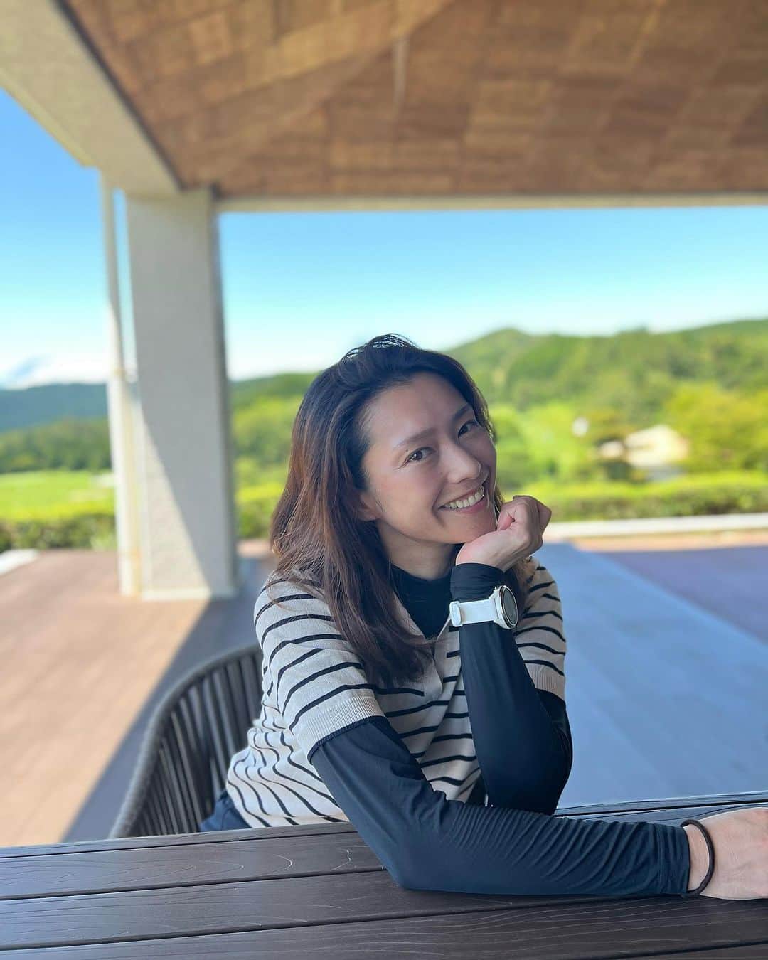 のインスタグラム：「夏のゴルフ場は緑が映えてテンション上がります⛳️  全然見えてないけど、左手には富士山🗻  夏ラフは天敵だけど、綺麗なだけでテンション落ちすぎないから良き良き👍  早くゴルフがしたいです。。。  病院行ったり、鍼院行ったり忙しい🏥   #ゴルフ  #ゴルフ女子  #ゴルフ初心者  #ゴルフ成長記録  #golf  #golfswing  #golflover #ゴルフ練習　#ゴルフ好きな人と繋がりたい　#ゴルフラウンド　#ゴルフ上手くなりたい#golfbabes #golflife #golfstagram #golfing」