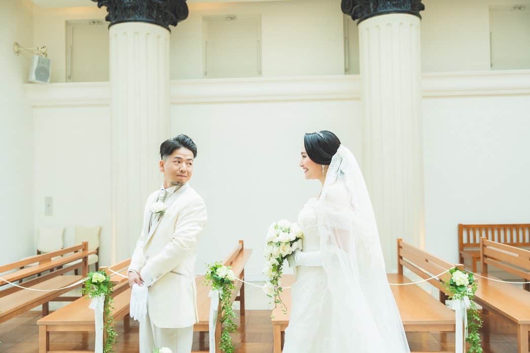 金沢結婚式 ヴィラグランディス金沢さんのインスタグラム写真 - (金沢結婚式 ヴィラグランディス金沢Instagram)「(๑˃̵ᴗ˂̵) 「ファーストミート」とは、新郎新婦が結婚式前に、初めてお互いの晴れ姿を見せ合うセレモニーのこと⭐️👗 もともと海外では一般的ですが、日本でも最近取り入れる人が増えているんです！  欧米では、「結婚式の前に花嫁姿を見ると幸せになれない」という古い言い伝えがあったそう・・・ ファーストミートは、そんな言い伝えから始まったのかもしれませんね😸  ゲストにお披露目する前に家族に最初にお披露目するファミリーミートも人気です👨‍👩‍👧‍👧💕  #ヴィラグランディス #ヴィラグランディス金沢 #villagrandis #ドレスモードカズミ #金沢結婚式場 #石川結婚式 #金沢ゲストハウス #結婚式 #ウエディングドレス #ウエディングフォト #フォトウエディング #wedding #前撮り#式場見学 #チャペル #挙式 #ファーストミート」7月6日 11時35分 - villagrandis_kanazawa
