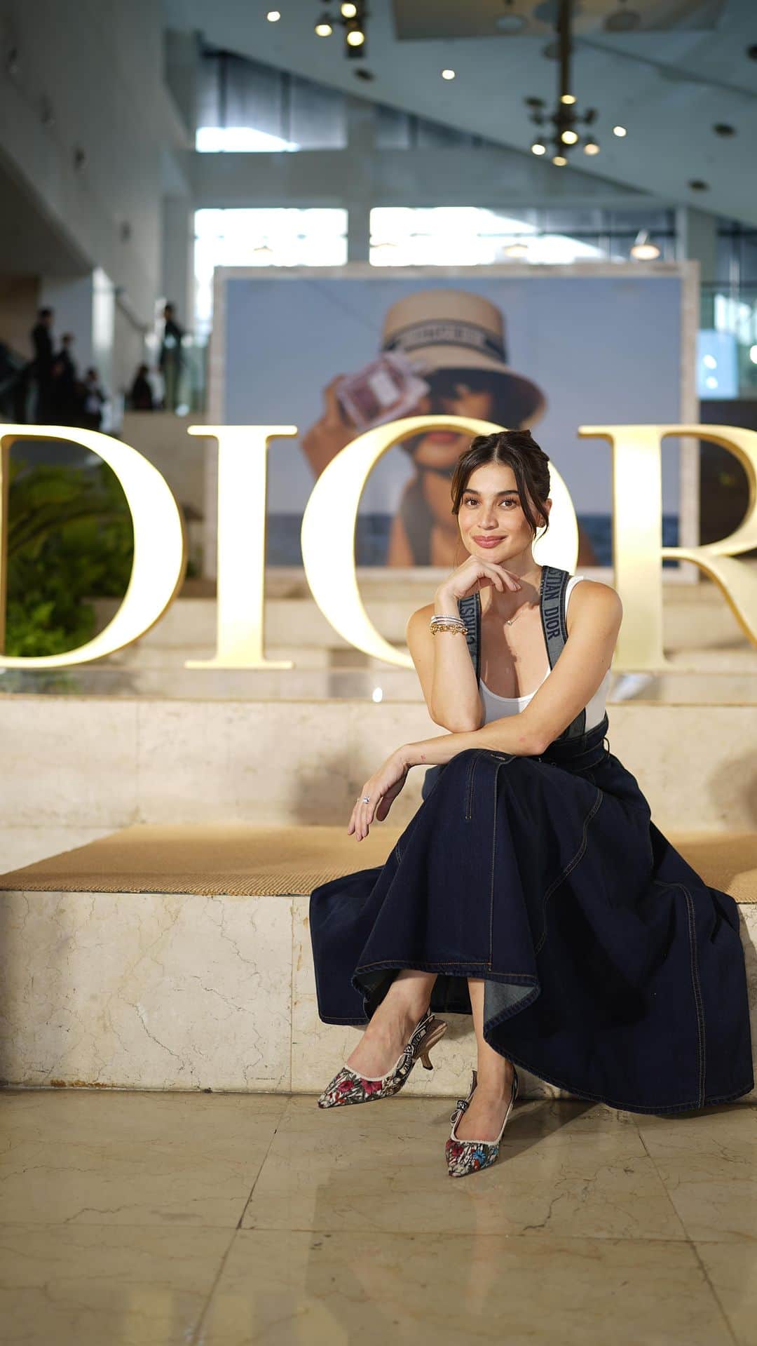 アン・カーティスのインスタグラム：「An afternoon with @diorbeauty 🤍 #dioriviera brought me back to a core memory in Cap Ferrat 🇫🇷 Merci! Makes me want to go back with my whole family. 🤍」