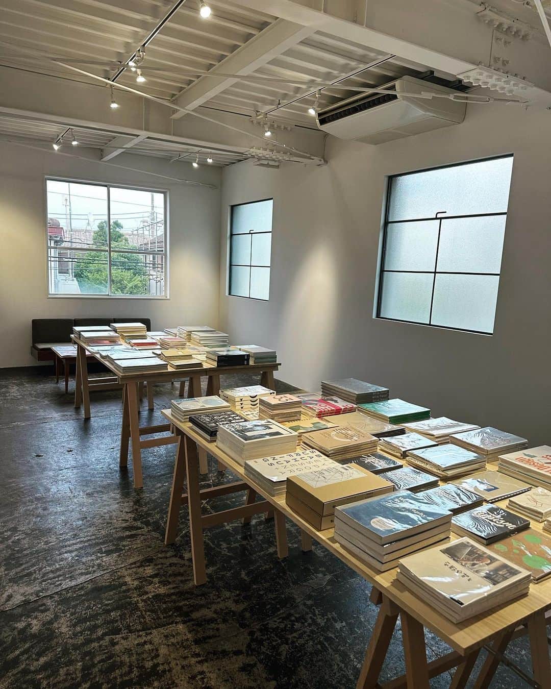 のインスタグラム：「学大にある素敵な本屋さん  @bookandsons   タイポグラフィーやデザイン系の良本が沢山あり、素敵な本屋さん  ついつい長居してしまう空間  場所は古着屋の ISSUEの裏あたり  是非お近くを通った際には足を運んでみてください♪」