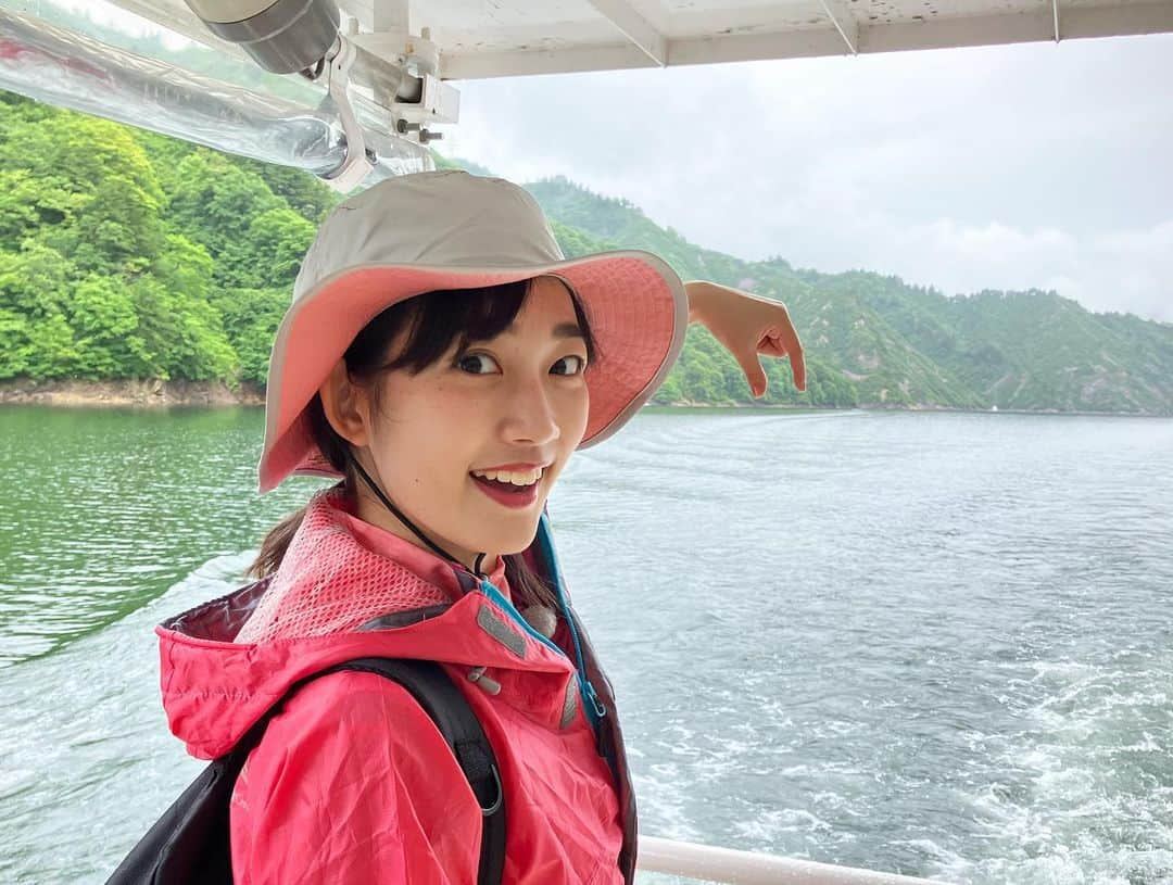 松本亜美さんのインスタグラム写真 - (松本亜美Instagram)「きのうのばんえつ横断お国自慢🫧 新潟から行く！尾瀬のトレッキングをご紹介しました🥾 新潟からだと、船とバスに揺られて向かうことになるので旅気分が高まりました！  尾瀬に行った日は雨模様で、しっとりした植物たちが梅雨時期らしく、神秘的な景色を楽しめました！  たどり着いた尾瀬沼で久しぶりのバレエショット📸  5枚目は何をしているかというと… 6枚目につながります！ 遊覧船をつまんでみた 写真です📸  訪れた人からもたくさんお話しが聞けて、素敵な出会いの連続♪ 緑豊かな場所でリフレッシュできた尾瀬の旅でした🌱  #teny #テレビ新潟  #夕方ワイド新潟一番  #福島 #新潟 #ばんえつ横断お国自慢  #新潟から行く #尾瀬  #初尾瀬 #雨模様でした #神秘的な風景  #久しぶりの #バレエポーズ #y字バランス #尾瀬沼 #尾瀬で足あげてみた  #遊覧船に揺られる #風が気持ちよかった  #遊覧船 #つまんでみた  #リフレッシュ旅  #アナウンサー  #松本亜美」7月6日 12時15分 - ami_matsumoto_teny