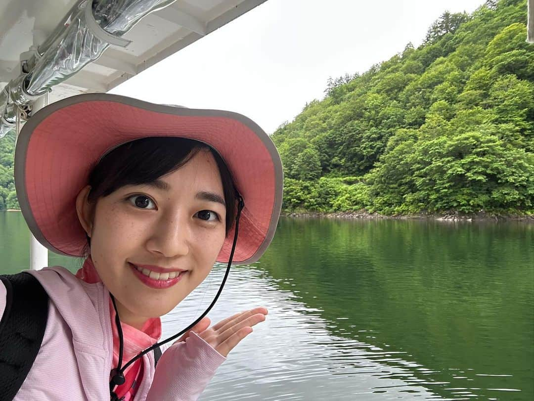 松本亜美さんのインスタグラム写真 - (松本亜美Instagram)「きのうのばんえつ横断お国自慢🫧 新潟から行く！尾瀬のトレッキングをご紹介しました🥾 新潟からだと、船とバスに揺られて向かうことになるので旅気分が高まりました！  尾瀬に行った日は雨模様で、しっとりした植物たちが梅雨時期らしく、神秘的な景色を楽しめました！  たどり着いた尾瀬沼で久しぶりのバレエショット📸  5枚目は何をしているかというと… 6枚目につながります！ 遊覧船をつまんでみた 写真です📸  訪れた人からもたくさんお話しが聞けて、素敵な出会いの連続♪ 緑豊かな場所でリフレッシュできた尾瀬の旅でした🌱  #teny #テレビ新潟  #夕方ワイド新潟一番  #福島 #新潟 #ばんえつ横断お国自慢  #新潟から行く #尾瀬  #初尾瀬 #雨模様でした #神秘的な風景  #久しぶりの #バレエポーズ #y字バランス #尾瀬沼 #尾瀬で足あげてみた  #遊覧船に揺られる #風が気持ちよかった  #遊覧船 #つまんでみた  #リフレッシュ旅  #アナウンサー  #松本亜美」7月6日 12時15分 - ami_matsumoto_teny