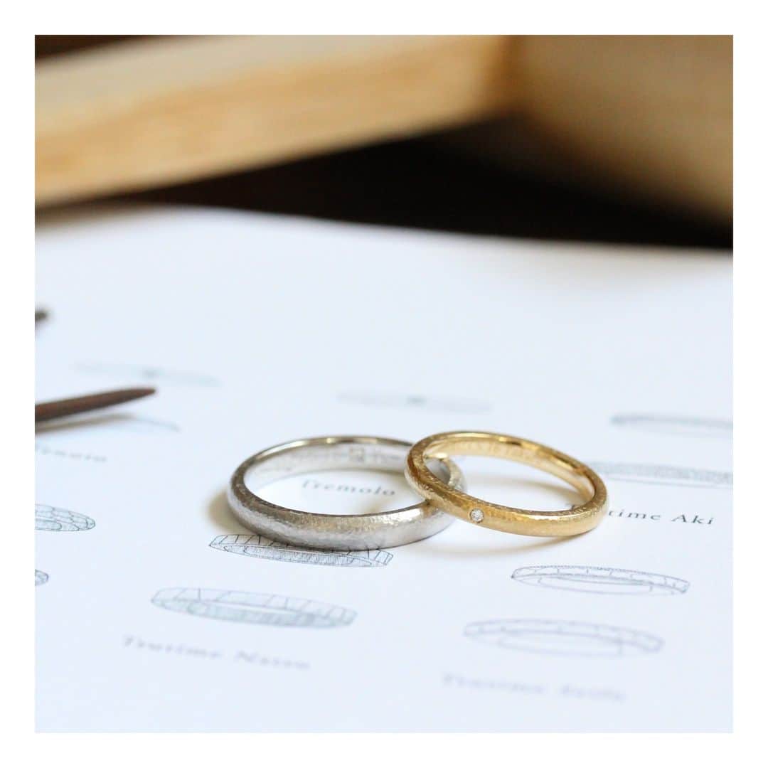 ith / イズ オーダメイド結婚指輪さんのインスタグラム写真 - (ith / イズ オーダメイド結婚指輪Instagram)「ハンドクラフトならではの 温もりある槌目模様の質感が、 お二人のお気に入り。  打面が小さい金槌で指輪の表面を叩き、 職人が手仕事で模様を施した 《槌目 秋》をアレンジしています。  ポイントは指馴染みのよさです。  通常は平打ちと呼ばれる 角張った指輪のシルエット制作しますが、 お二人のご要望に沿って エッジを丸めてより優しいシルエットで お仕立てしました。  特別感がさらに増しましたね。  ▽ 指輪について 結婚指輪(男性)：槌 目秋 Pt950：172,000円〜  結婚指輪(女性)：槌目 秋 K18YG：146,000円〜  お問い合わせコード：22827  *********************************** ⧉ ith 公式WEB  @ith_marriage アカウントTOPへ 　 ☞ プロフィールURLをタップ  ⧉ 公式ハッシュタグ   ☞ #イズマリッジ   ⧉ 暮らしに寄り添うジュエリー  ith online store ☞  @ith_jewelry   ***********************************  #結婚指輪 #マリッジリング  #色違い #プラチナ #名古屋花嫁 #カスタマイズ #オーダーメイド #オーダーメイドリング #手仕事 #結婚指輪オーダー #アトリエ #ゴールドリング  #ダイヤモンド #結婚指輪探し #結婚指輪選び #指輪選び #指輪探し #結婚準備 #婚約 #プロポーズ #プレ花嫁  #花嫁準備 #2023秋婚 #2023冬婚  #2024春婚 #2024夏婚 #職人 #槌目 #クラフト」7月6日 11時45分 - ith_marriage