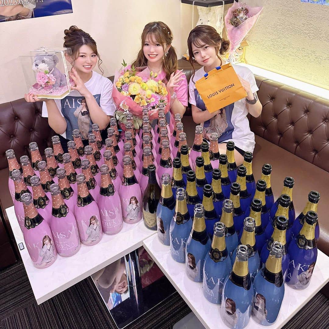 愛咲えれなのインスタグラム：「. . みんなで撮った写真が全然ない😇💓 スタッフのみんなも本当ありがとお💓 . #愛咲えれな #きゃばきゃば #lounge愛咲　#キャバ嬢 #iris #キャバクラ #クラブ #ミナミ #北新地 #宗右衛門町 #ポケパラ #指名 #えれな #シャネル #バースデーイベント #シャンパン #アルマンド #踊れるキャバ嬢 #踊れるキャバ嬢といえばえれな #イリス #ホステス #いいね返し #キャバ #ソウメイジャパン #ベルロゼ　#クラブイリス #黒髪ロング」