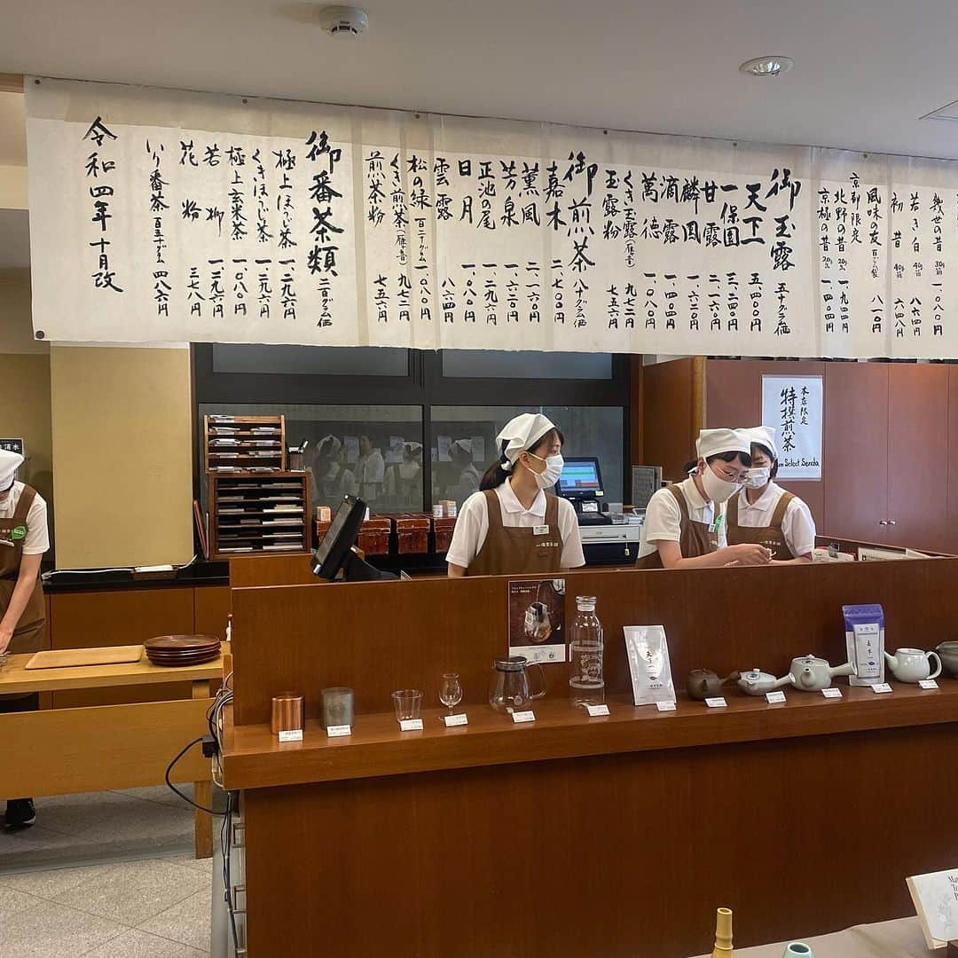 一保堂茶舗のインスタグラム：「Temporary store interior. We look forward to welcoming you. Takeaway is available. Be careful of suffering from heat strokes.   仮店舗内です。本店とはガラリと趣き異なります、すこしでも心地よい空間になりますようスタッフ一同努めております。真夏のような暑さの本日、お茶のテイクアウトはいかがでしょう。  #takeaway #teatogo #takeout #ippodo #ippodotea #一保堂」