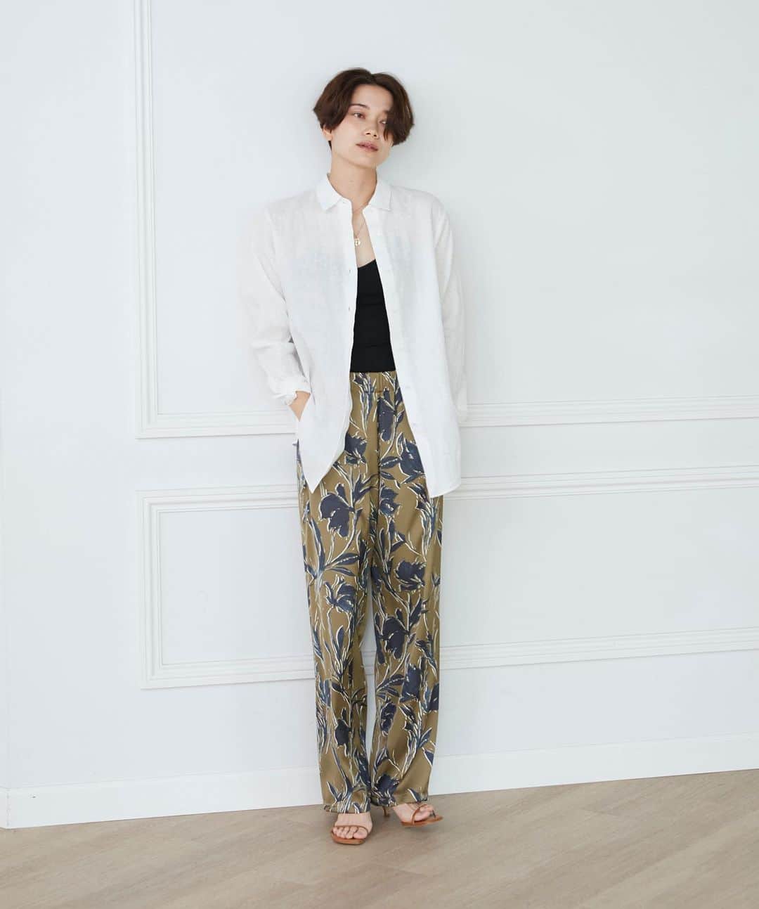 スーペリアクローゼット オフィシャルのインスタグラム：「LINEN SHIRTS ベーシックで上質   夏の風と一緒に纏いたいレギュラーカラーのリネンシャツ。 ゆったりシルエットで力を抜きつつ、きちんと見えが叶う大人のための定番アイテム。  shirts ¥12,551     #superiorcloset #ined #23ss #shirts #スーペリアクローゼット #イネド #リネン #リネンシャツ #大人コーデ #カジュアルコーデ #シャツ #シャツコーデ #きれいめカジュアル#セール」