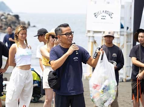 BillabongWomensJapanさんのインスタグラム写真 - (BillabongWomensJapanInstagram)「"PROTECT THE PLACE WE PLAY" 海から街へオーシャンクリーン かながわ海岸美化財団によると、神奈川県の海岸で一年間に回収されるゴミの量は約2000トン。その7割は川から流れ着く。そこで私たちは、 ゴミの出口と入口の両方の取り組みが必要だと感じた。まず大切なのは、回収が難しい外洋へと流れでる前に海岸という出口でゴミを食い止める事。そして、ゴミの入口となる私たちの日々の暮らしにおいて、できる限りゴミをださない工夫をすることが重要なのだ。 いつまでもきれいな海で楽しく遊ぶために。  📷 @junjikumano  🖌️ @thinkwastyle」7月6日 12時00分 - billabongwomensjp