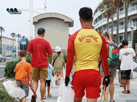 BillabongWomensJapanさんのインスタグラム写真 - (BillabongWomensJapanInstagram)「"PROTECT THE PLACE WE PLAY" 海から街へオーシャンクリーン かながわ海岸美化財団によると、神奈川県の海岸で一年間に回収されるゴミの量は約2000トン。その7割は川から流れ着く。そこで私たちは、 ゴミの出口と入口の両方の取り組みが必要だと感じた。まず大切なのは、回収が難しい外洋へと流れでる前に海岸という出口でゴミを食い止める事。そして、ゴミの入口となる私たちの日々の暮らしにおいて、できる限りゴミをださない工夫をすることが重要なのだ。 いつまでもきれいな海で楽しく遊ぶために。  📷 @junjikumano  🖌️ @thinkwastyle」7月6日 12時00分 - billabongwomensjp