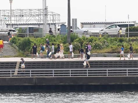 BillabongWomensJapanさんのインスタグラム写真 - (BillabongWomensJapanInstagram)「"PROTECT THE PLACE WE PLAY" 海から街へオーシャンクリーン かながわ海岸美化財団によると、神奈川県の海岸で一年間に回収されるゴミの量は約2000トン。その7割は川から流れ着く。そこで私たちは、 ゴミの出口と入口の両方の取り組みが必要だと感じた。まず大切なのは、回収が難しい外洋へと流れでる前に海岸という出口でゴミを食い止める事。そして、ゴミの入口となる私たちの日々の暮らしにおいて、できる限りゴミをださない工夫をすることが重要なのだ。 いつまでもきれいな海で楽しく遊ぶために。  📷 @junjikumano  🖌️ @thinkwastyle」7月6日 12時00分 - billabongwomensjp