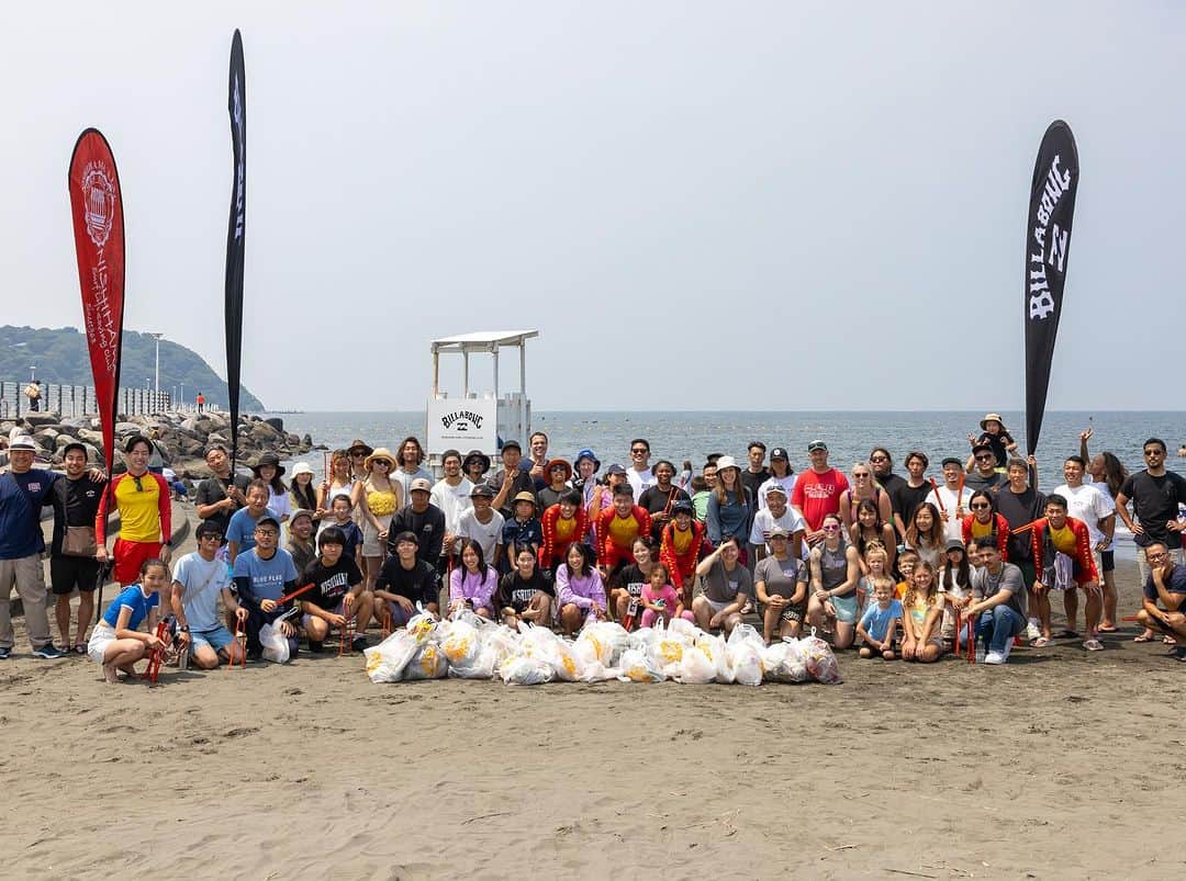 BillabongWomensJapanのインスタグラム：「"PROTECT THE PLACE WE PLAY" 海から街へオーシャンクリーン かながわ海岸美化財団によると、神奈川県の海岸で一年間に回収されるゴミの量は約2000トン。その7割は川から流れ着く。そこで私たちは、 ゴミの出口と入口の両方の取り組みが必要だと感じた。まず大切なのは、回収が難しい外洋へと流れでる前に海岸という出口でゴミを食い止める事。そして、ゴミの入口となる私たちの日々の暮らしにおいて、できる限りゴミをださない工夫をすることが重要なのだ。 いつまでもきれいな海で楽しく遊ぶために。  📷 @junjikumano  🖌️ @thinkwastyle」