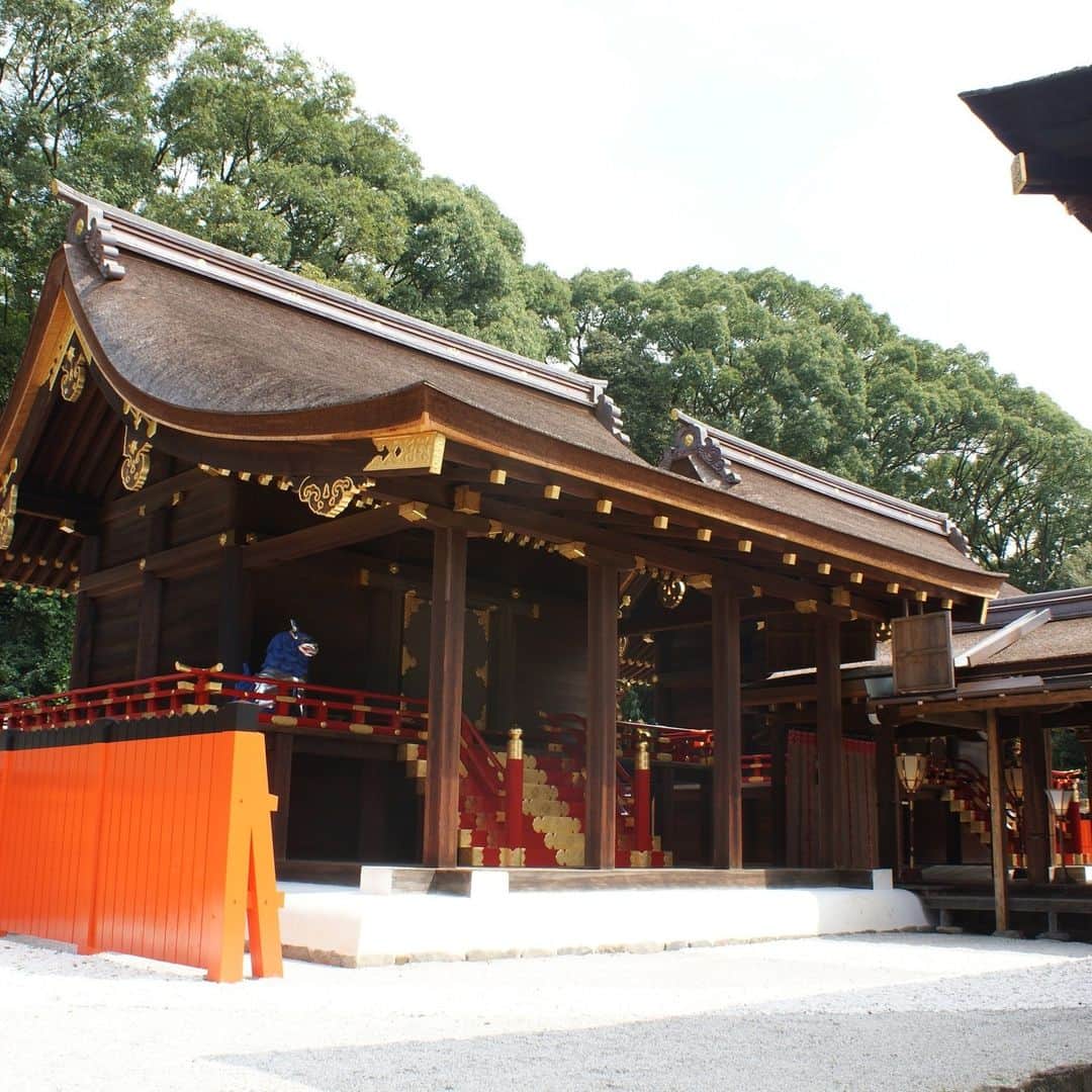 City of Kyoto Official Accountのインスタグラム：「🎐第48回 「京の夏の旅」 特別公開箇所紹介🎐 English follows Japanese.  「下鴨神社（賀茂御祖神社） 本殿・大炊殿」 紀元前と同じ原生林の植生を残し、縄文土器も出土した「糺(ただす)の森」（史跡）の中に、国宝2棟、重要文化財53棟を含む社殿群が残されており、21年に一度の「式年遷宮」によって古式の通り忠実に修復されています。  賀茂建角身命(かもたけつぬみのみこと)と玉依媛命（たまよりひめのみこと）を祀る東西２棟の美しい「流造」の本殿（国宝）を特別参拝所から間近で拝観していただくほか、神社建築としては珍しい神様のお台所・大炊殿（重文）も拝観していただきます。  訪れた際は、ぜひ 「 #京の夏の旅 」で素敵な写真をシェアしてください。  詳しくは「京の夏の旅」で検索してください。  公開期間：7/8（土）～9/30（土） 時間：10:00〜16:30 （16:00受付終了） ※秀穂舎は16:00閉館（15:30受付終了） ※8/1（火）、9/1（金）の10:00～11:00は本殿拝観不可（11:00までにお越しの場合は大炊殿を先にご拝観いただきます）  🎐Kyoto Summer Special Openings 2023🎐  "Shimogamo-jinja ShrineHonden（Main Sanctuary）and Oidono (Old Sanctuary Kitchen)”  Shimogamo Jinja has two buildings that have been designated as National Treasures, and there are fifty-three Important Cultural Properties on its large premise, the entirety of which has been registered as a UNESCO World Heritage site.  During the special opening period, you can enter a special area from which you can view the Honden buildings closer.   In addition, you can visit the Ōidono hall, which serves as the traditional preparation site (kitchen) for all religious offerings of meals for the deities in Shimogamo shrine.  Opening Period：Jul 8th (Sat) to Sep 30th (Sat) Opening Hours：10:00〜16:30 (16:00 Last Admission) *Shusui-sha close by 16:00 (15:30 Last Admission ) *Honden (main sanctuary) buildings close during 10:00〜11:00 on Aug 1st (Tue) and Sep 1st (Fri)  Please share your wonderful photos with #summertripinkyoto.  For more information, please search “Kyoto Summer Special Openings”.    #京都 #京の夏の旅 #文化財 #特別公開  #世界文化遺産 #下鴨神社 #賀茂御祖神社  #visitkyoto #kyototravel #summer #special_opening #summertripinkyoto #shrine #shimogamojinja #unescoworldheritage #nationaltreasure」